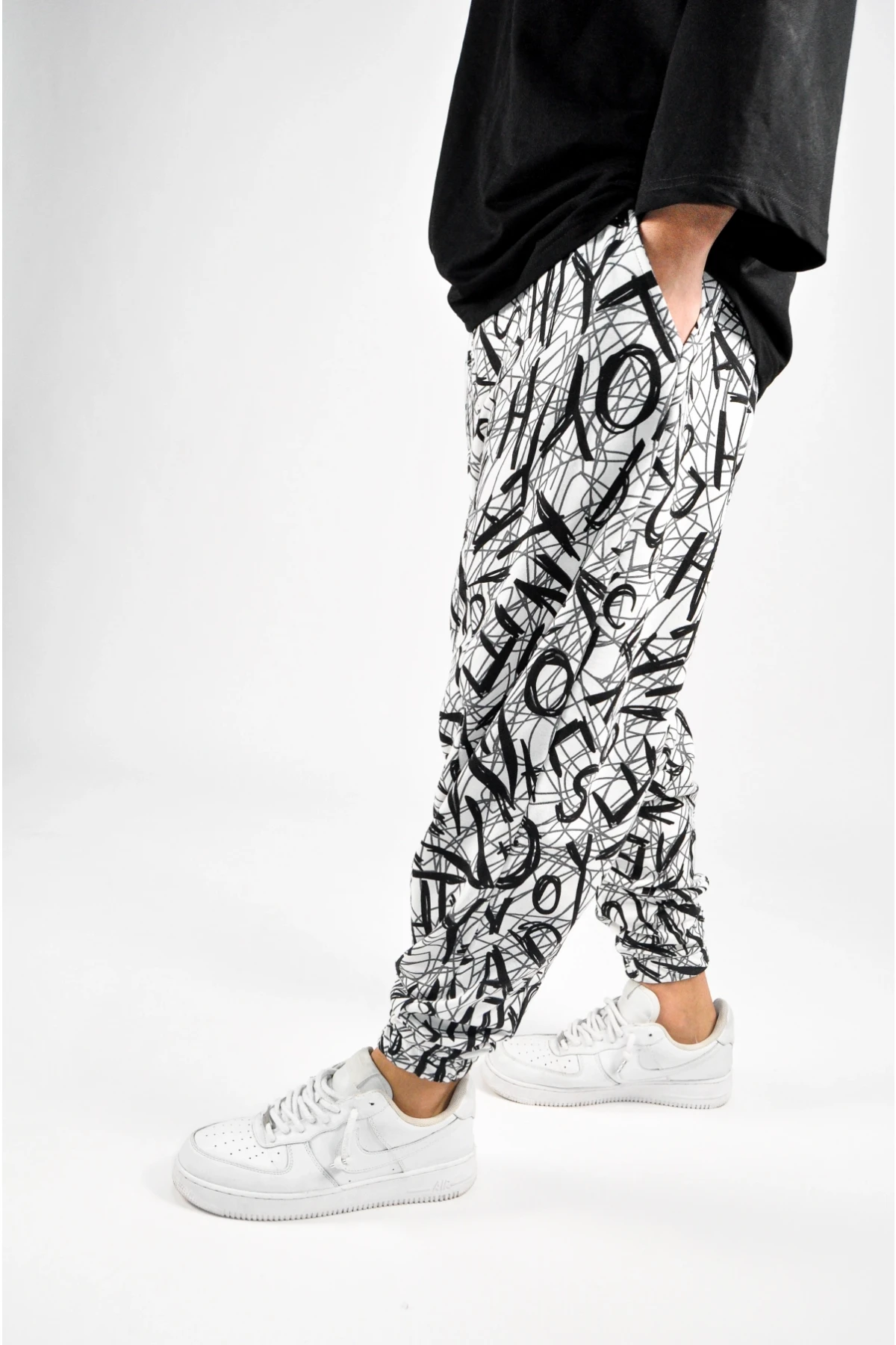 Erkek Harf Desenli Beyaz Siyah Bol Kesim Şalvar Tip Eşofman Altı HZL23S-MXC17042-11