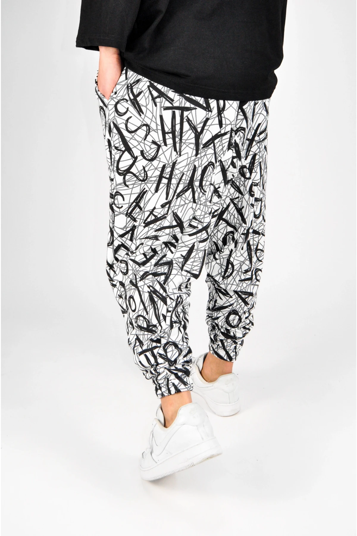 Erkek Harf Desenli Beyaz Siyah Bol Kesim Şalvar Tip Eşofman Altı HZL23S-MXC17042-11