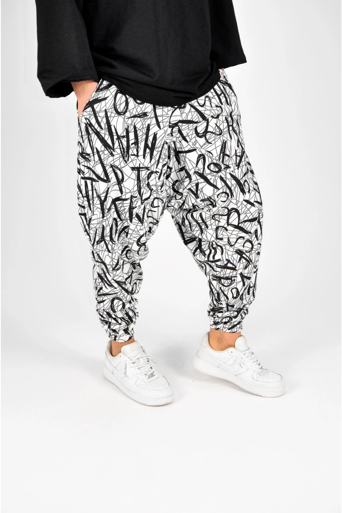 Erkek Harf Desenli Beyaz Siyah Bol Kesim Şalvar Tip Eşofman Altı HZL23S-MXC17042-11