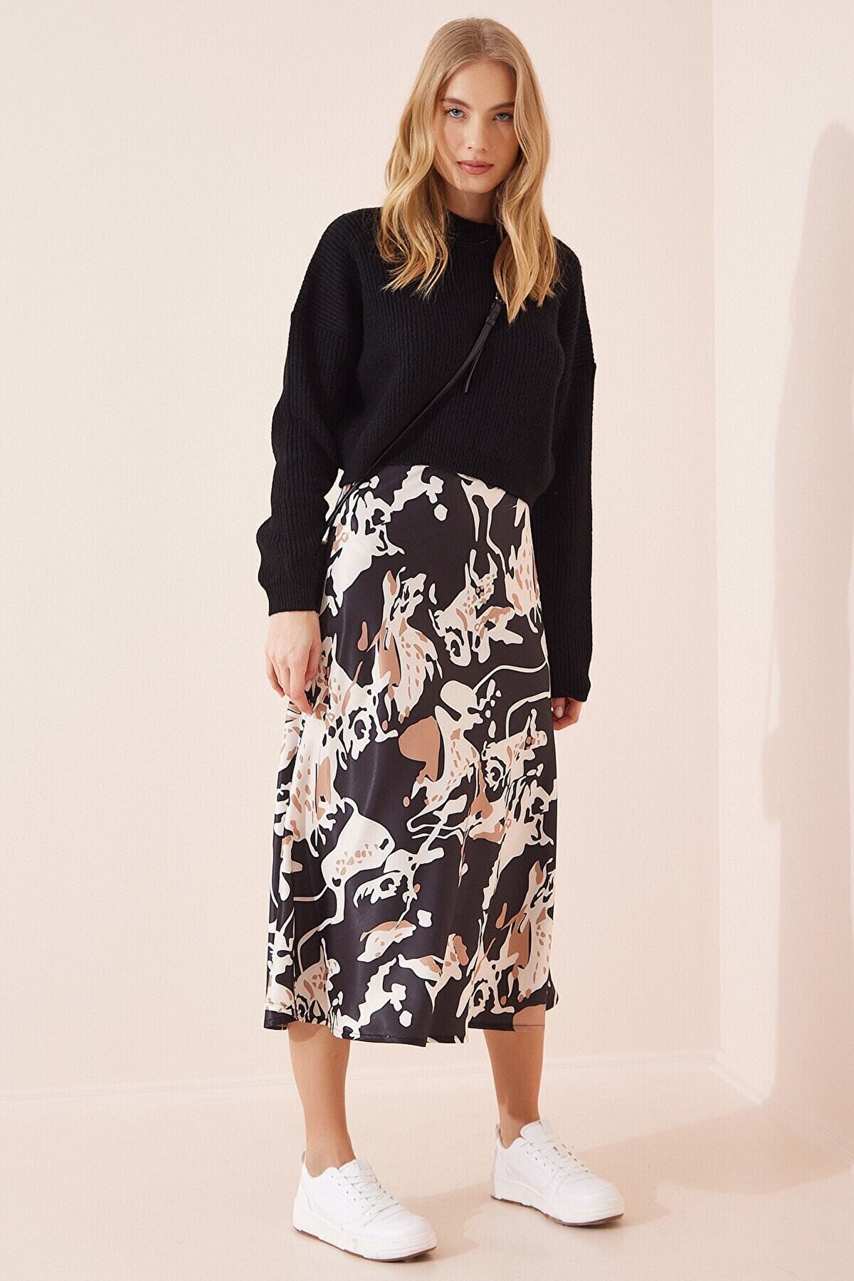 Kadın Siyah Desenli Saten Yüzeyli Beli Lastikli Midi Boy Etek Hzl23s-bd1101471