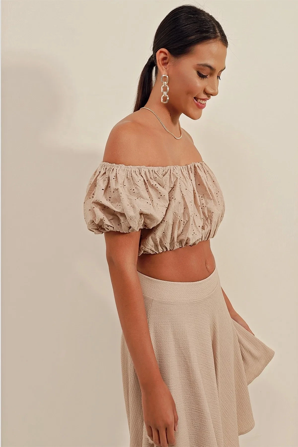 Kadın Bej Carmen Yaka Bel Büzgülü Fistolu Straplez Bluz HZL23S-BD104811