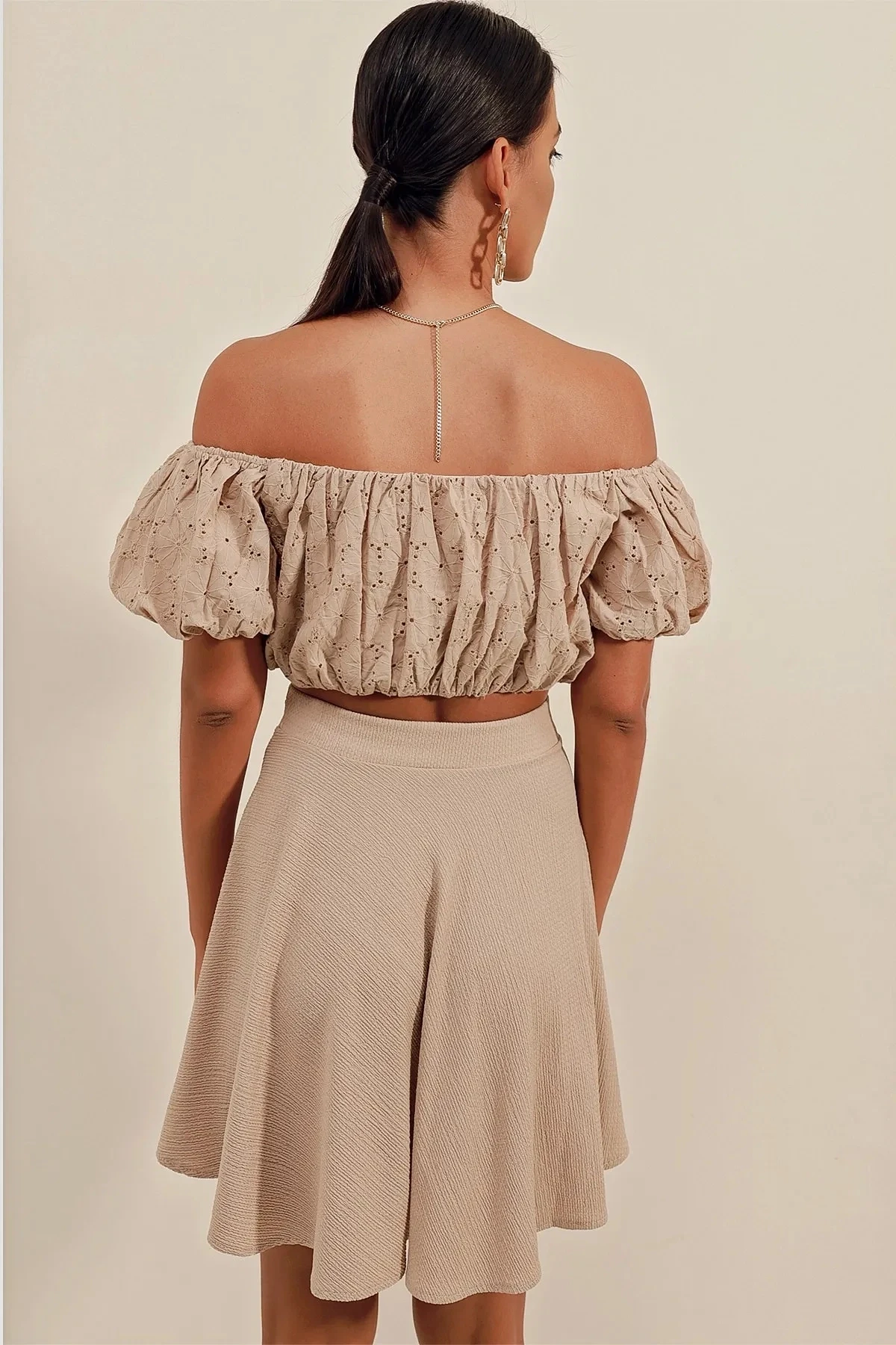 Kadın Bej Carmen Yaka Bel Büzgülü Fistolu Straplez Bluz HZL23S-BD104811