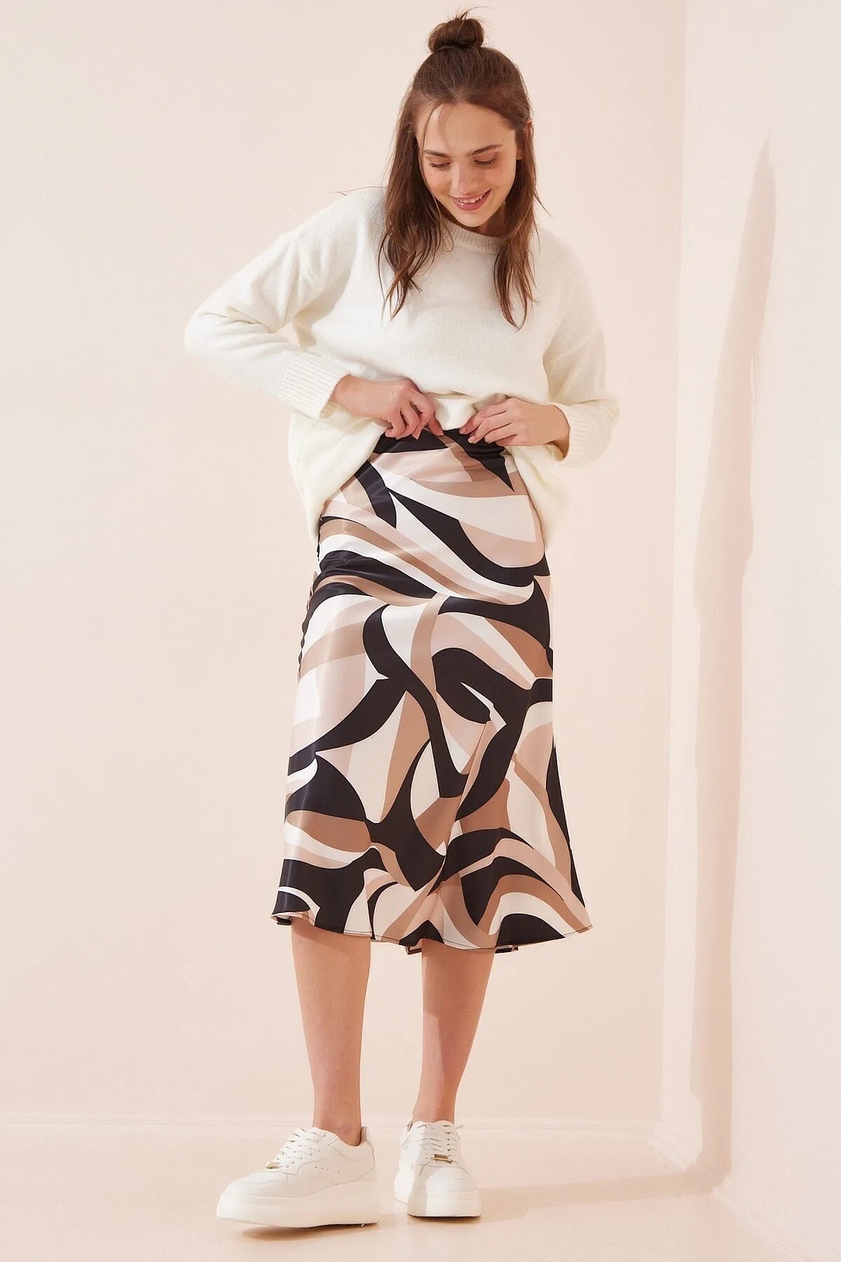 Kadın Bej Desenli Saten Yüzeyli Beli Lastikli Midi Boy Etek Hzl23s-bd1101471