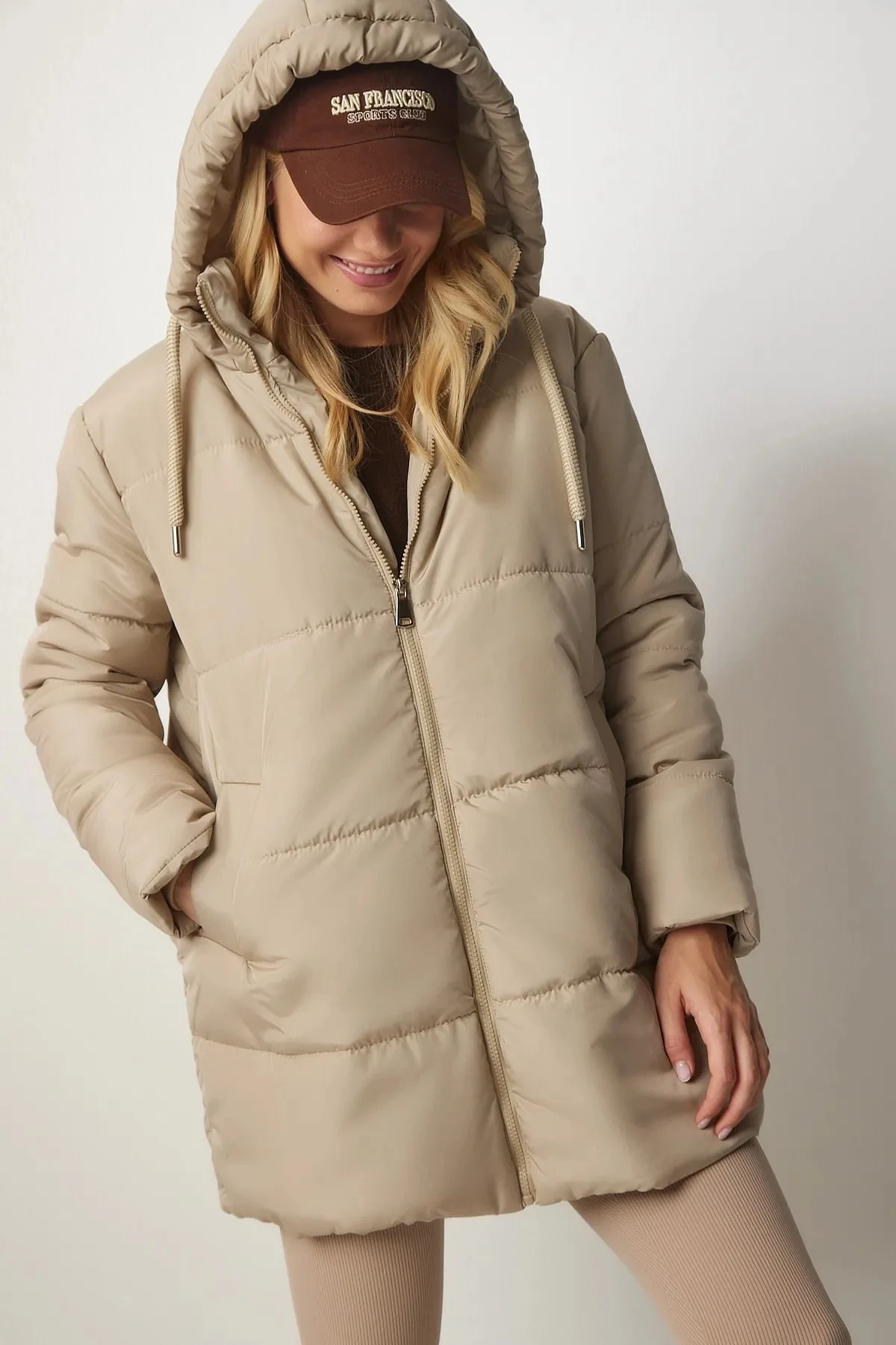 Kadın Bej Kapüşonlu Fermuarlı Oversize Şişme Mont HZL24W-BD151631