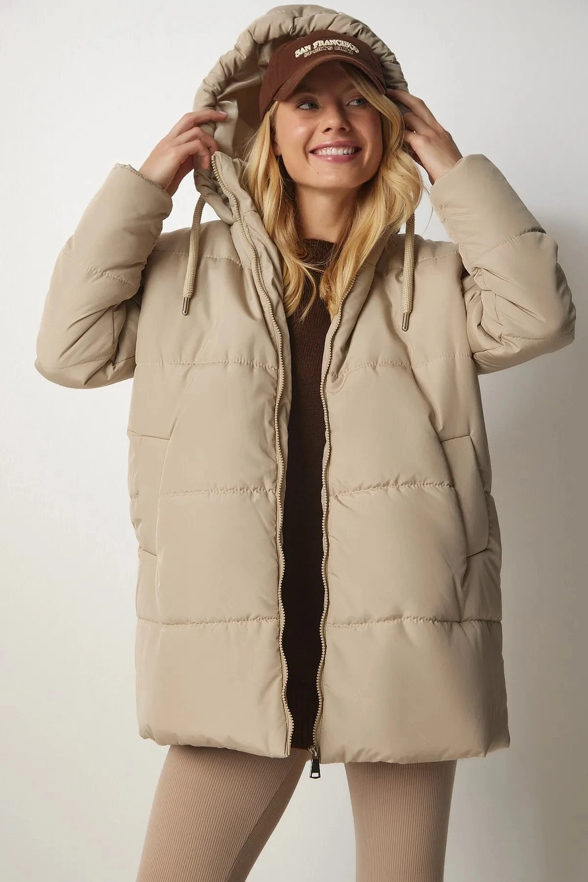 Kadın Bej Kapüşonlu Fermuarlı Oversize Şişme Mont HZL24W-BD151631