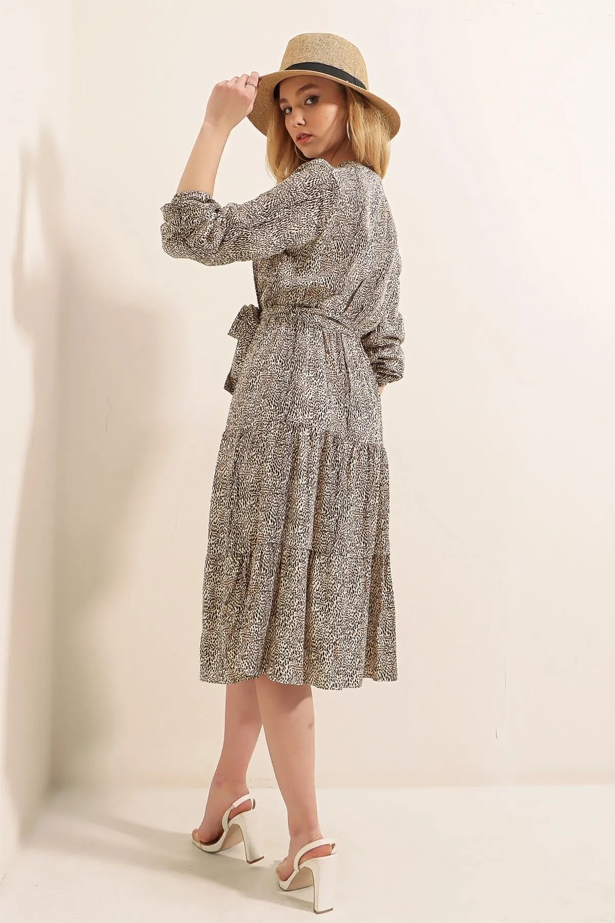 Kadın Bej Kruvaze Yaka Uzun Kollu Kuşaklı Elbise HZL23W-BD123201