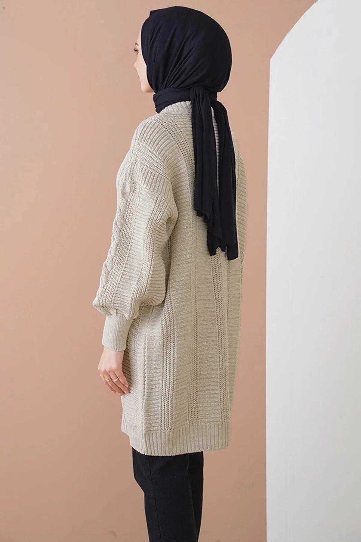 Kadın Tesettür Bej Saç Örgü Desen Uzun Düğmeli Rahat Kesim Triko Hırka HZL24W-BD1100691