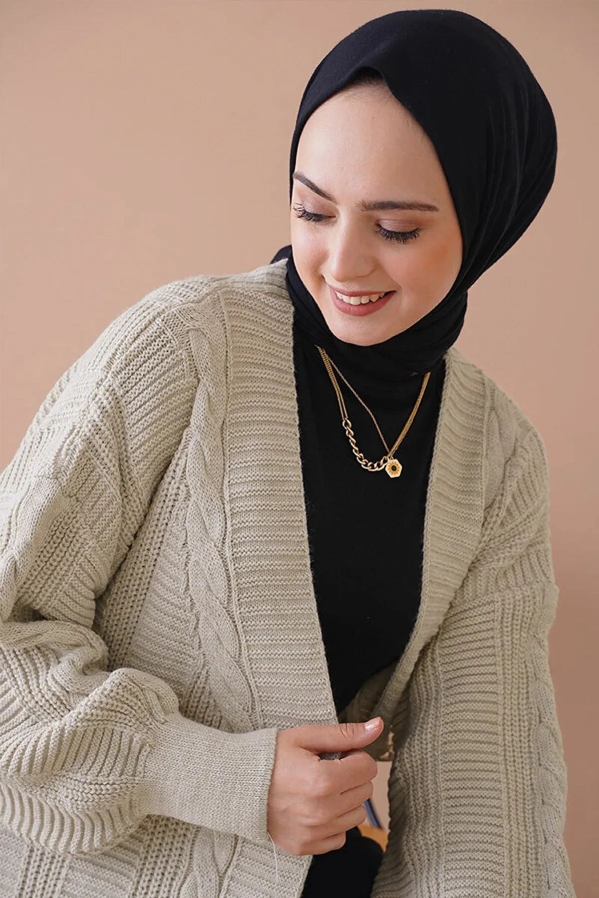 Kadın Tesettür Bej Saç Örgü Desen Uzun Düğmeli Rahat Kesim Triko Hırka HZL24W-BD1100691