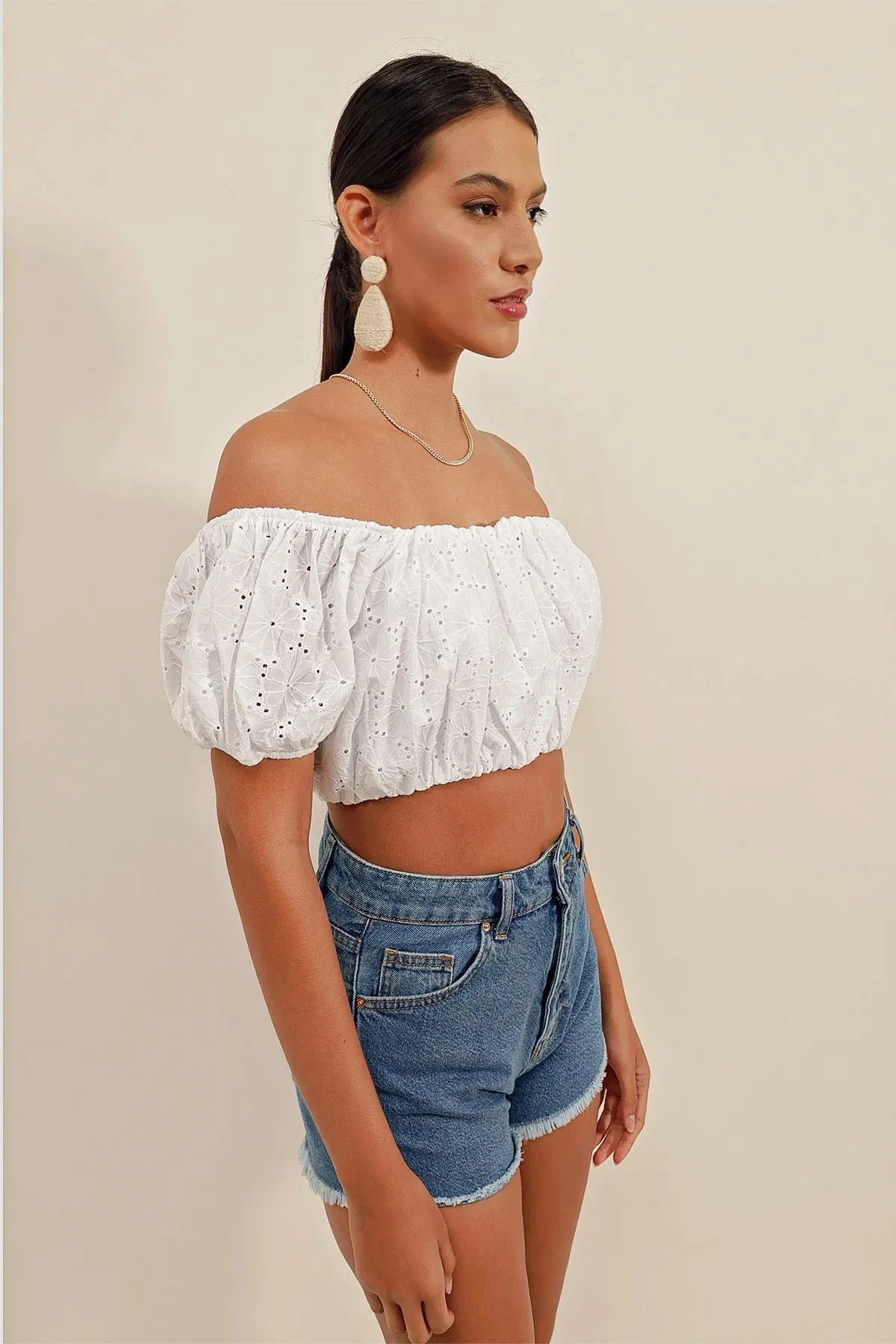 Kadın Beyaz Carmen Yaka Bel Büzgülü Fistolu Straplez Bluz HZL23S-BD104811