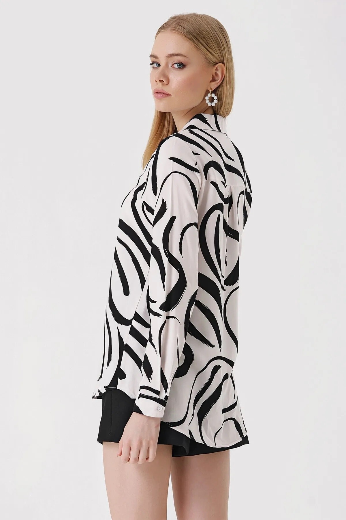 Kadın Beyaz Desenli Fit Viskon  Gömlek HZL23W-BD137851