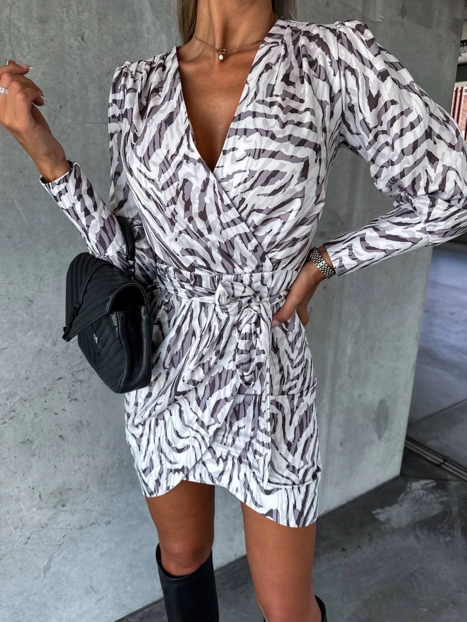 Kadın Beyaz Desenli Kruvaze Yaka Moss Crep Kumaş Dijital Baskı Mini Elbise HZL24S-BD121311