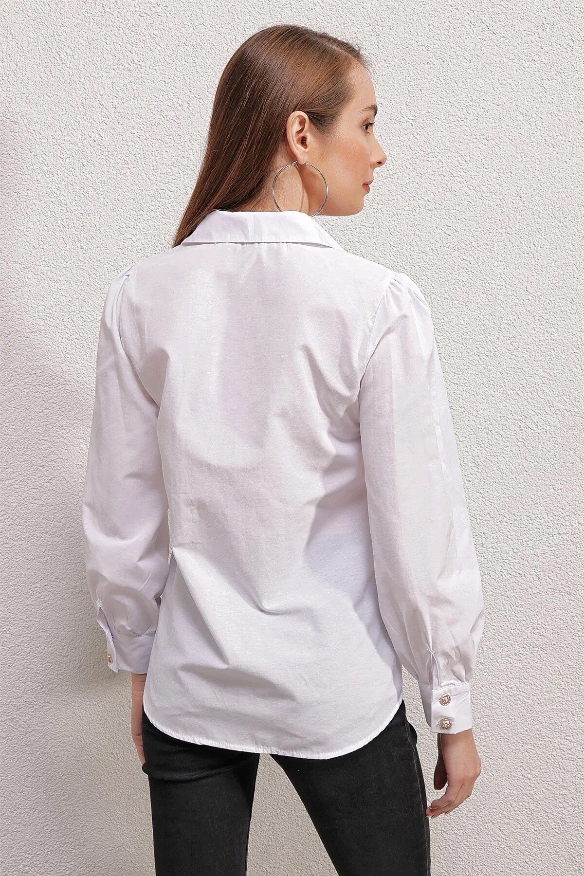 Kadın Beyaz Düğme Detaylı Hafif Oversize Basic Gömlek HZL23W-BD1201581