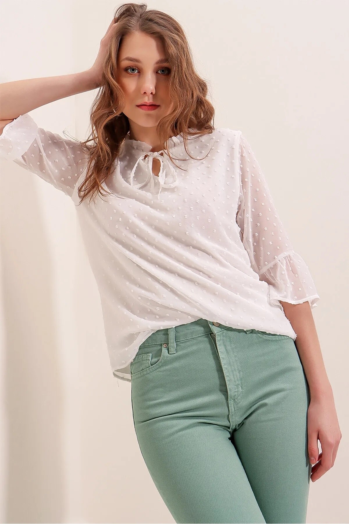 Kadın Beyaz Gipeli Şifon Baskılı Bluz HZL23S-BD104151