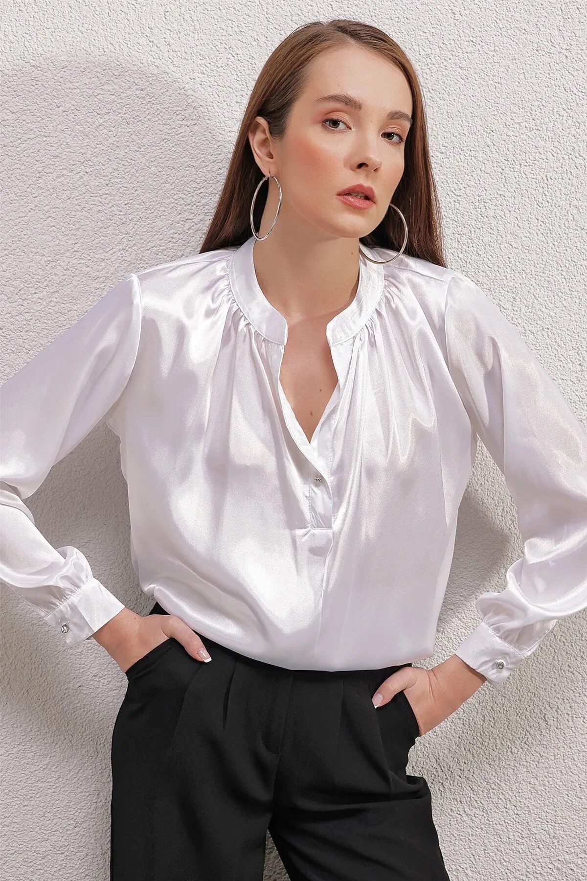 Kadın Beyaz Hakim Yaka Düğmeli Dökümlü Uzun Kollu Saten Bluz HZL23S-BD104471