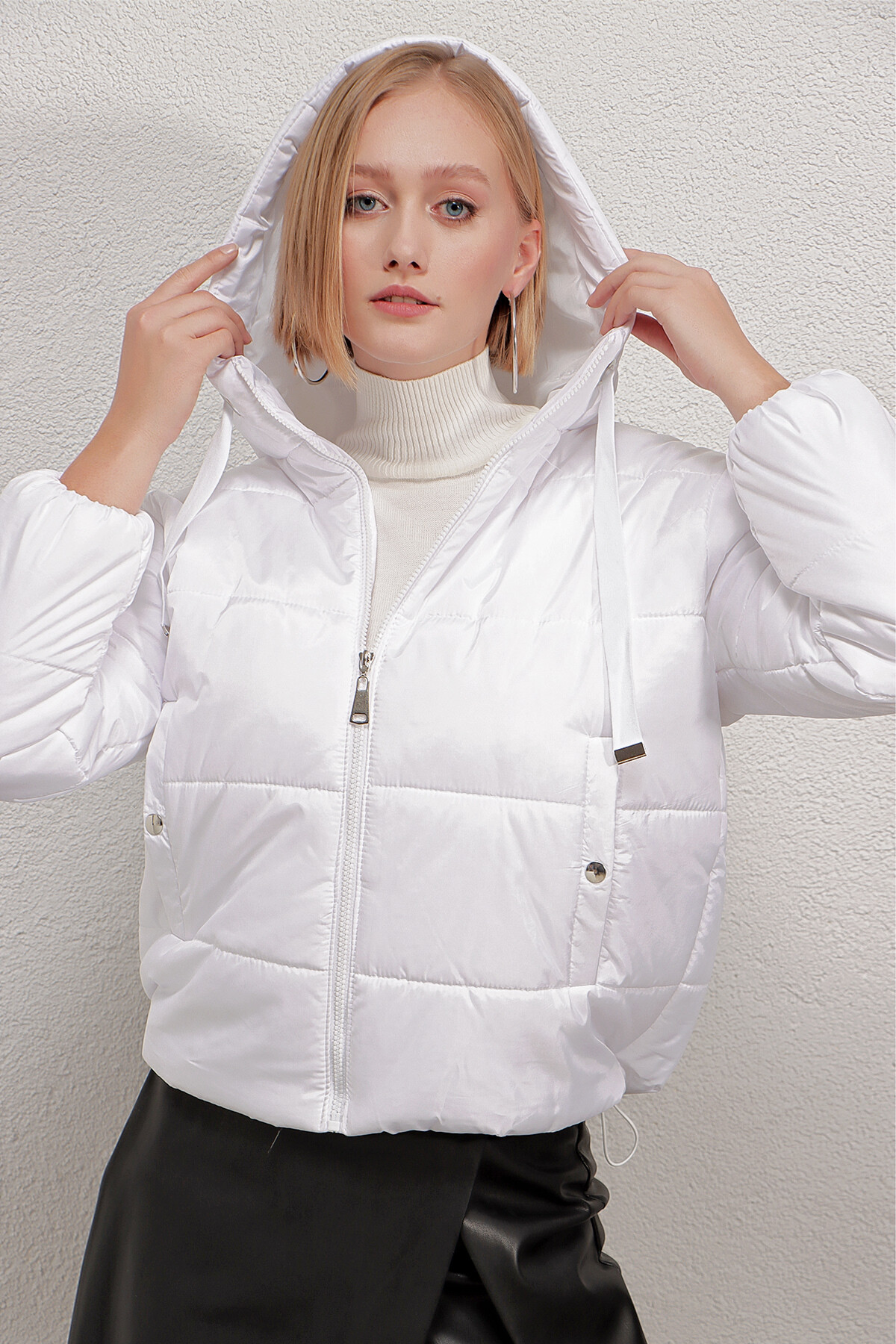 Kadın Beyaz Kapüşonlu Bel Büzgülü Şişme Mont HZL22W-BD151171