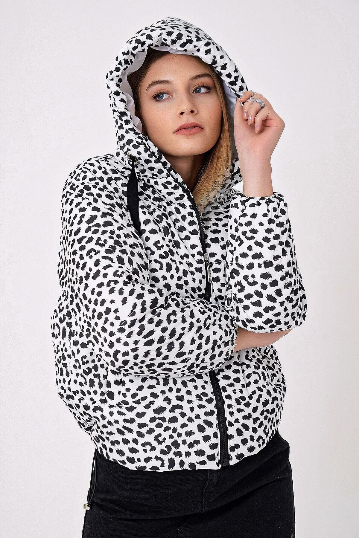 Kadın Beyaz Leopar Desen Bel Büzgülü Kapüşonlu Şişme Mont HZL22W-BD151251