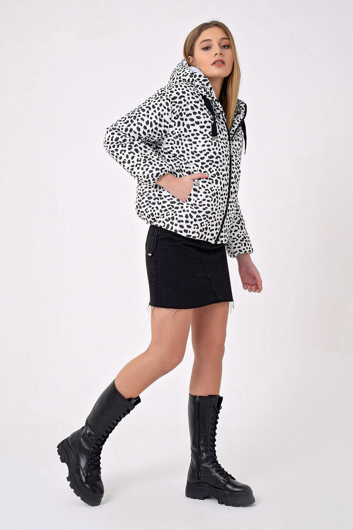 Kadın Beyaz Leopar Desen Bel Büzgülü Kapüşonlu Şişme Mont HZL22W-BD151251