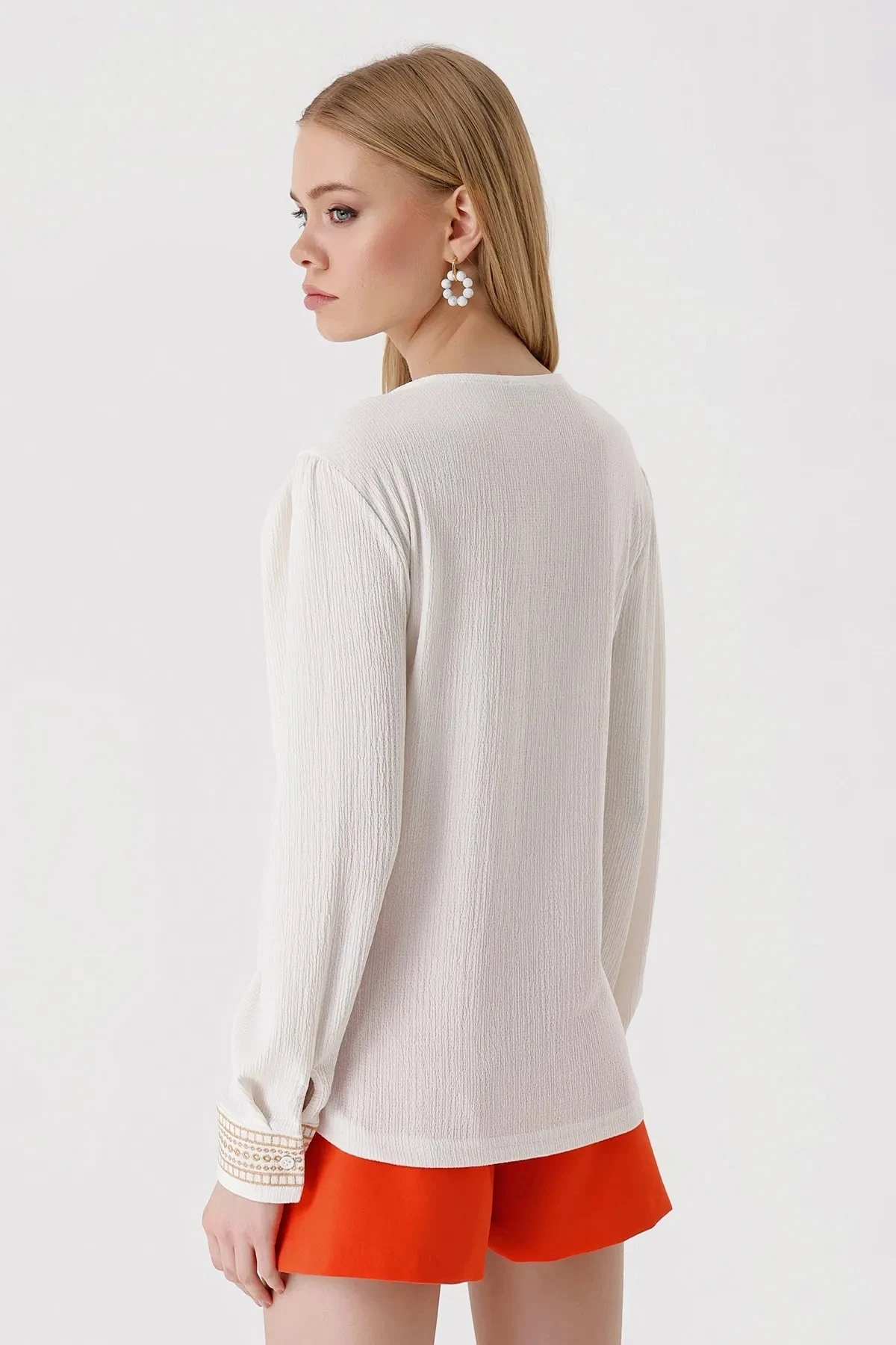 Kadın Beyaz Önü Nakışlı Uzun Kol V Yaka Şık Örme Bluz HZL23S-BD104661