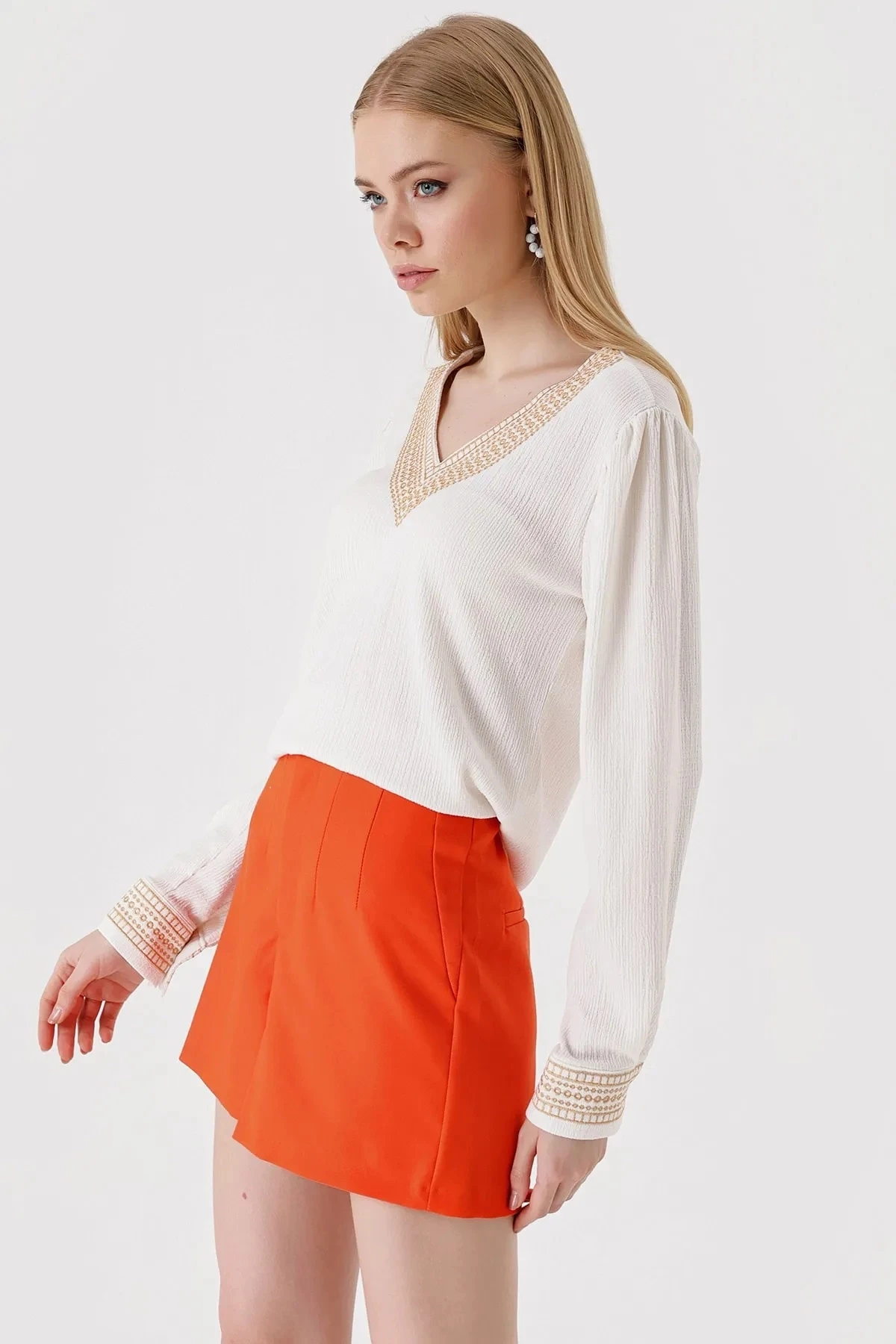 Kadın Beyaz Önü Nakışlı Uzun Kol V Yaka Şık Örme Bluz HZL23S-BD104661