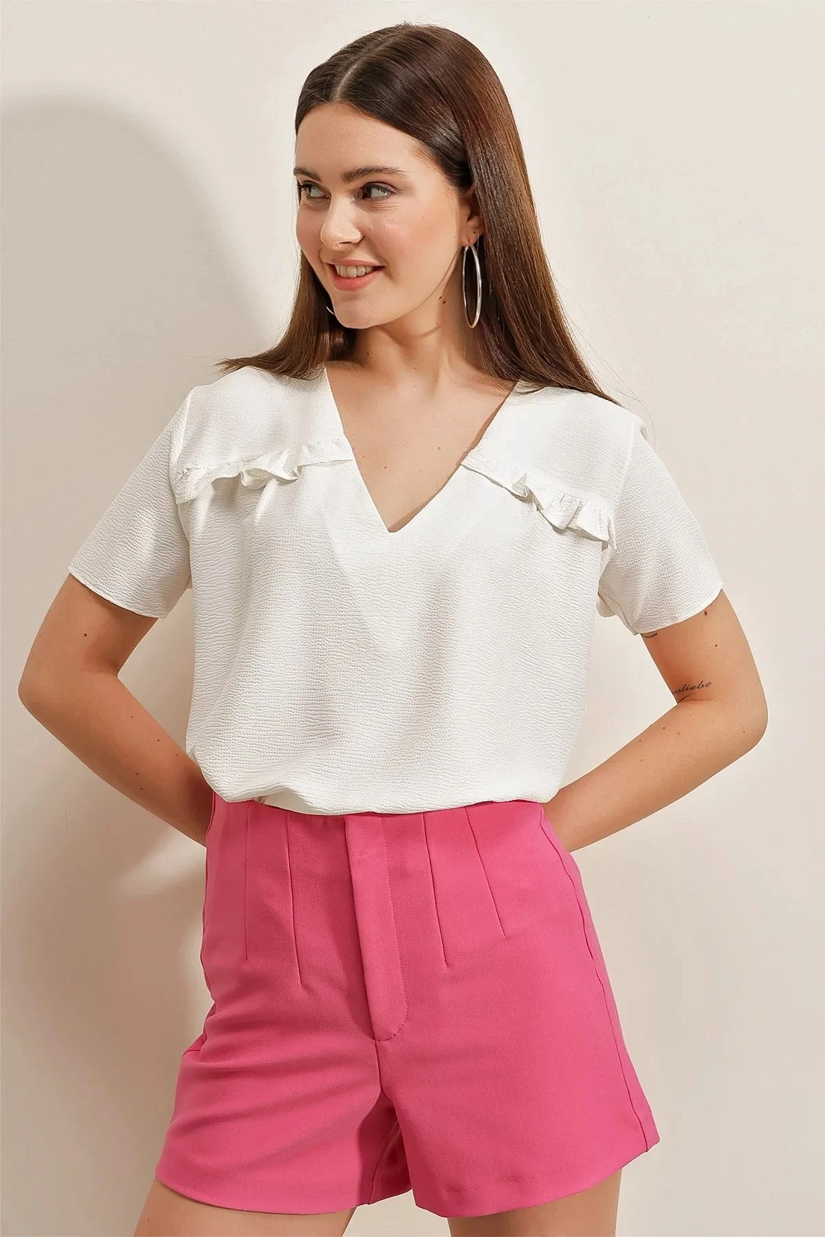 Kadın Beyaz Oversize Fırfırlı V Yaka Örme Bluz HZL23S-BD104581