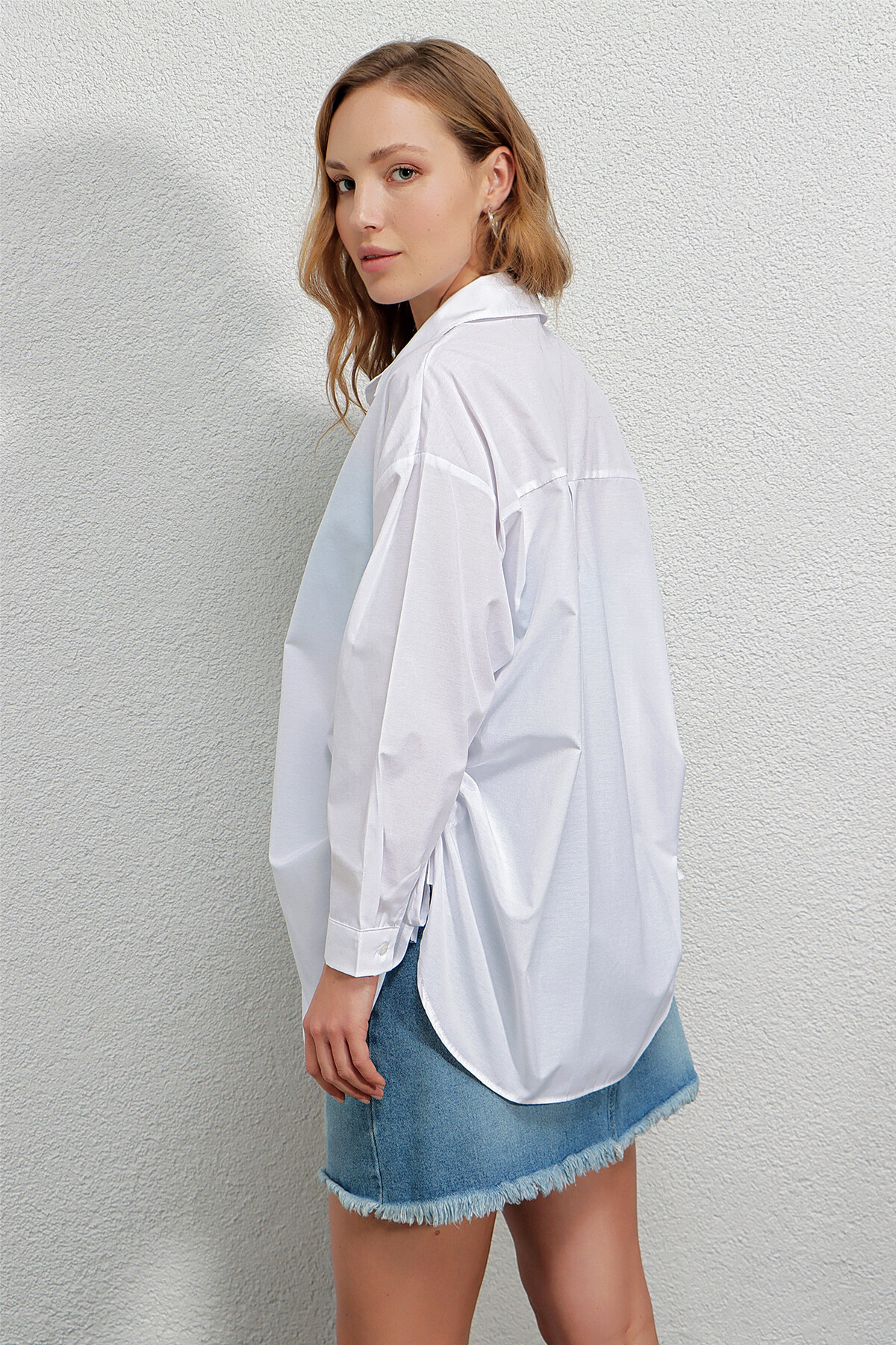 Kadın Beyaz Yandan Yırtmaçlı  Ip Büzgülü  Gömlek HZL23W-BD1201321