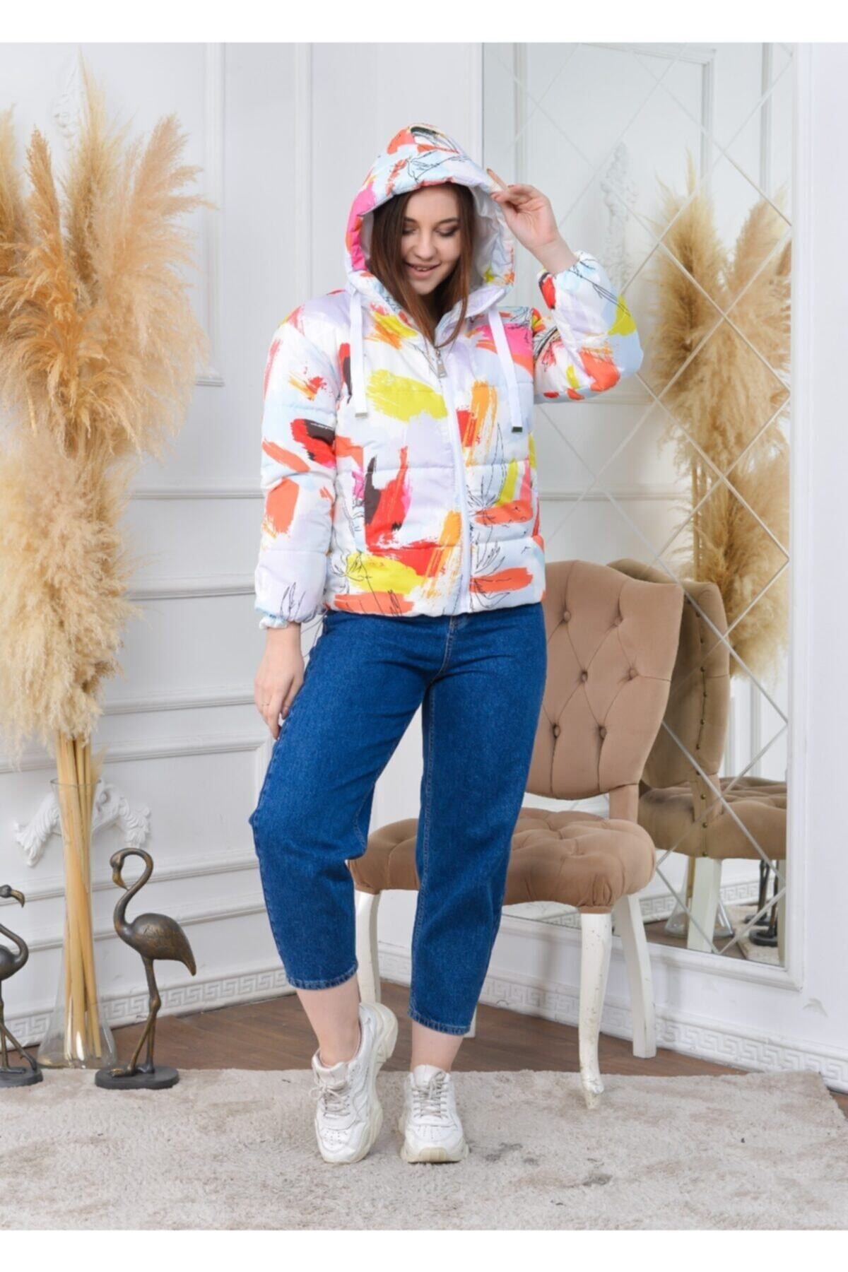 Kadın Beyaz Renkli Desen Bel Büzgülü Kapüşonlu Şişme Mont HZL22W-BD151251