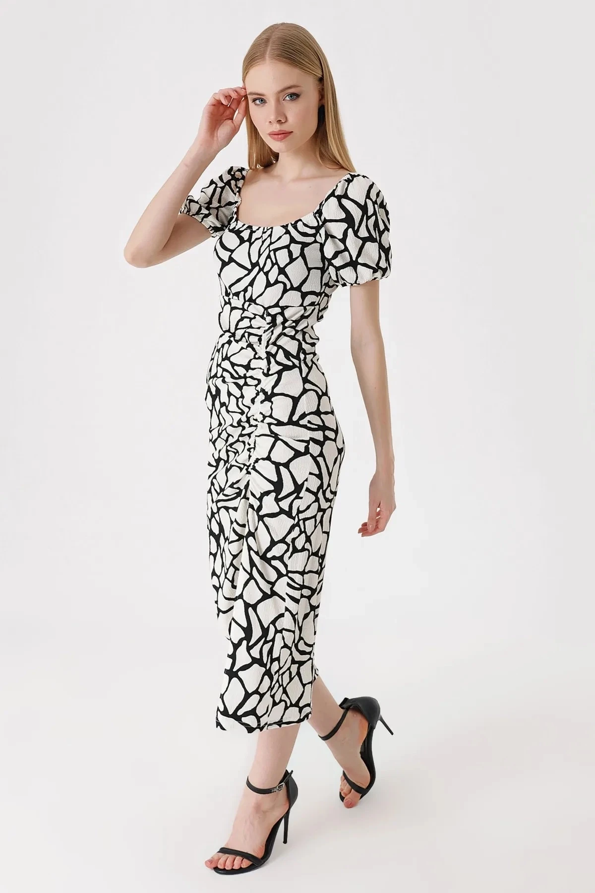 Kadın Beyaz Siyah Desenli Yırtmaçlı Yazlık Örme Elbise HZL23S-BD123961