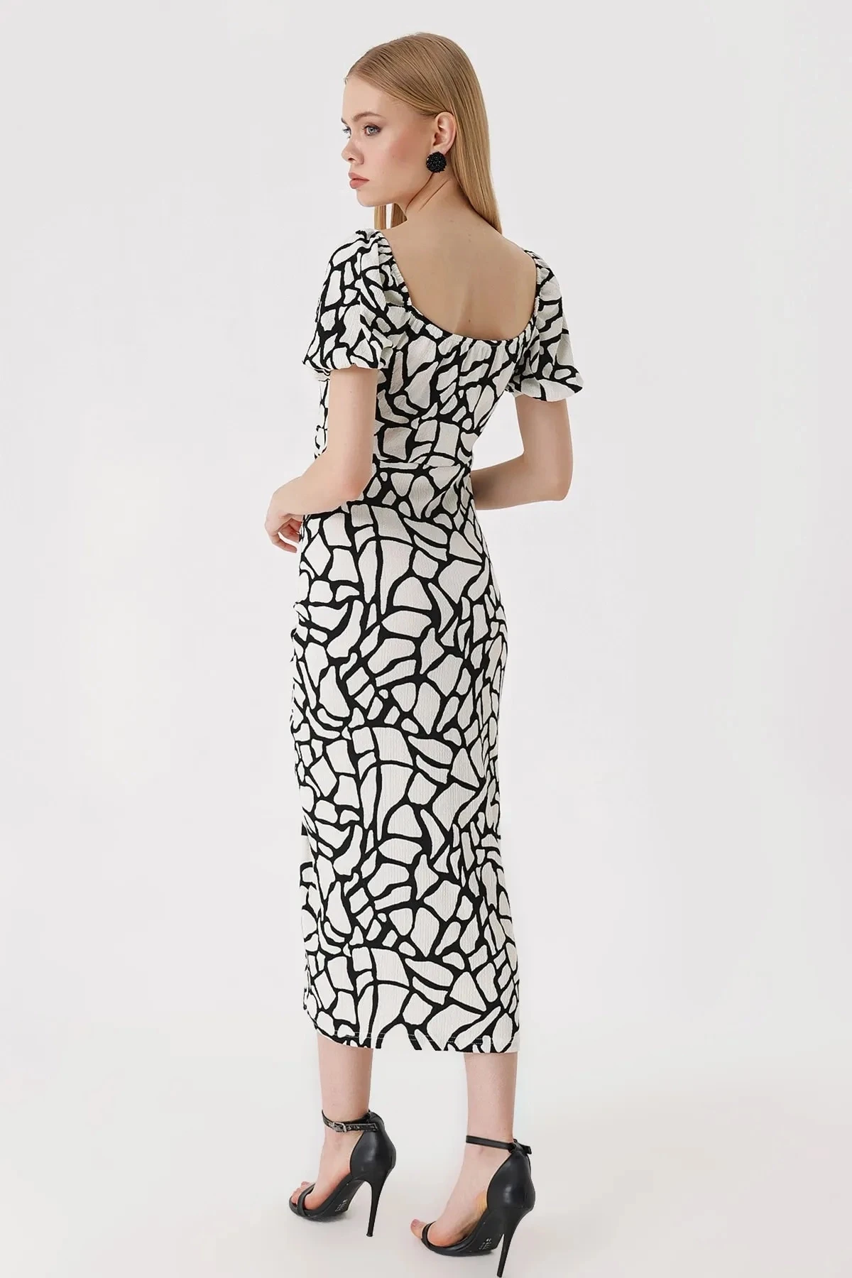 Kadın Beyaz Siyah Desenli Yırtmaçlı Yazlık Örme Elbise HZL23S-BD123961