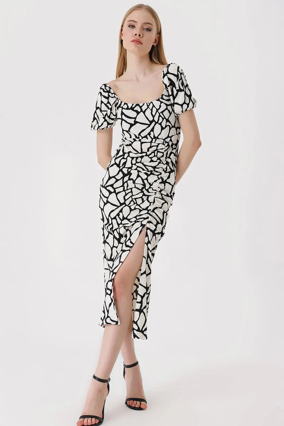 Kadın Beyaz Siyah Desenli Yırtmaçlı Yazlık Örme Elbise HZL23S-BD123961