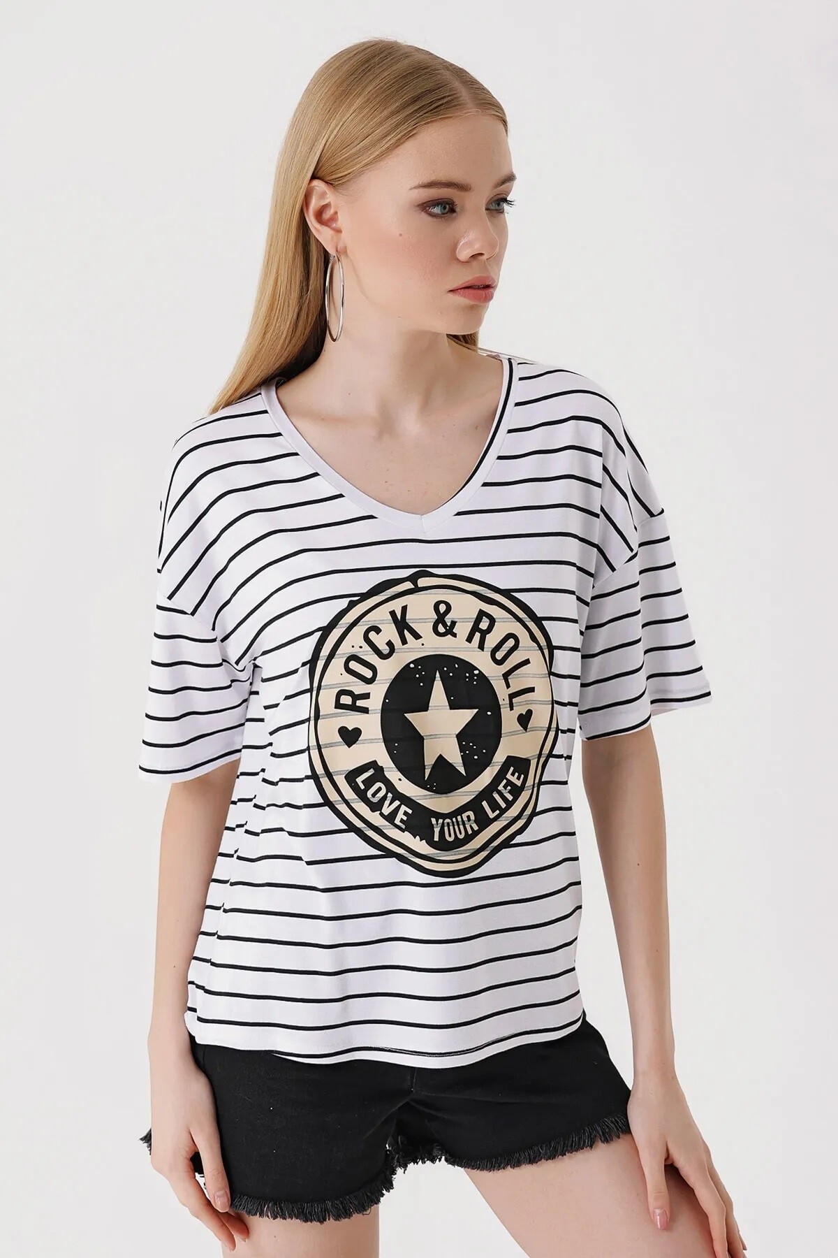 Kadın Beyaz V Yaka Baskılı Çizgili Rahat Kalıp Hafif Oversize T-shirt HZL23S-BD143031