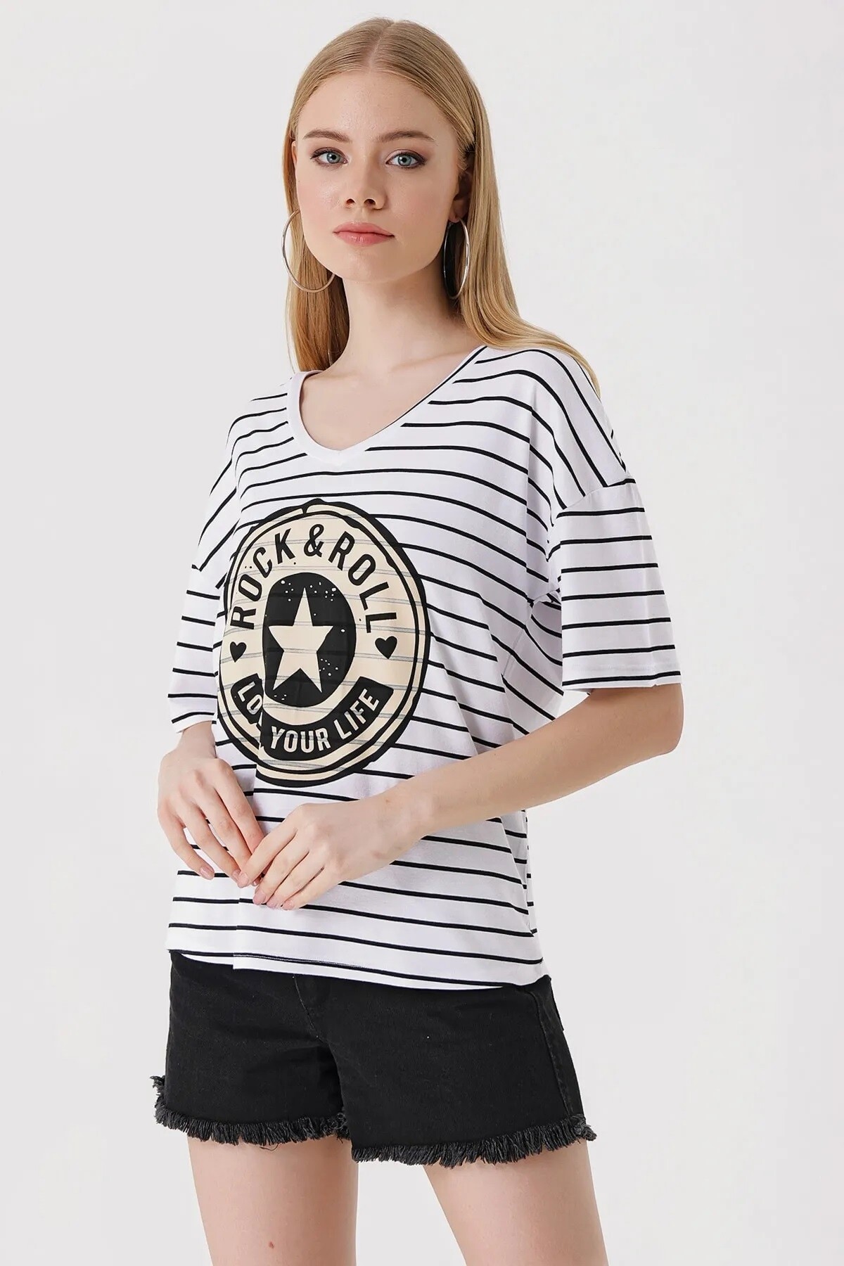 Kadın Beyaz V Yaka Baskılı Çizgili Rahat Kalıp Hafif Oversize T-shirt HZL23S-BD143031