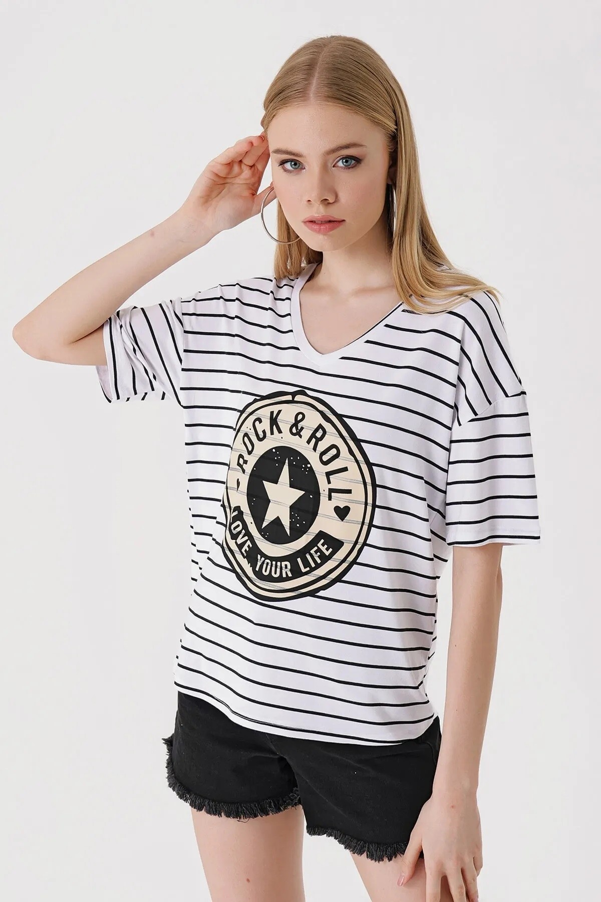Kadın Beyaz V Yaka Baskılı Çizgili Rahat Kalıp Hafif Oversize T-shirt HZL23S-BD143031