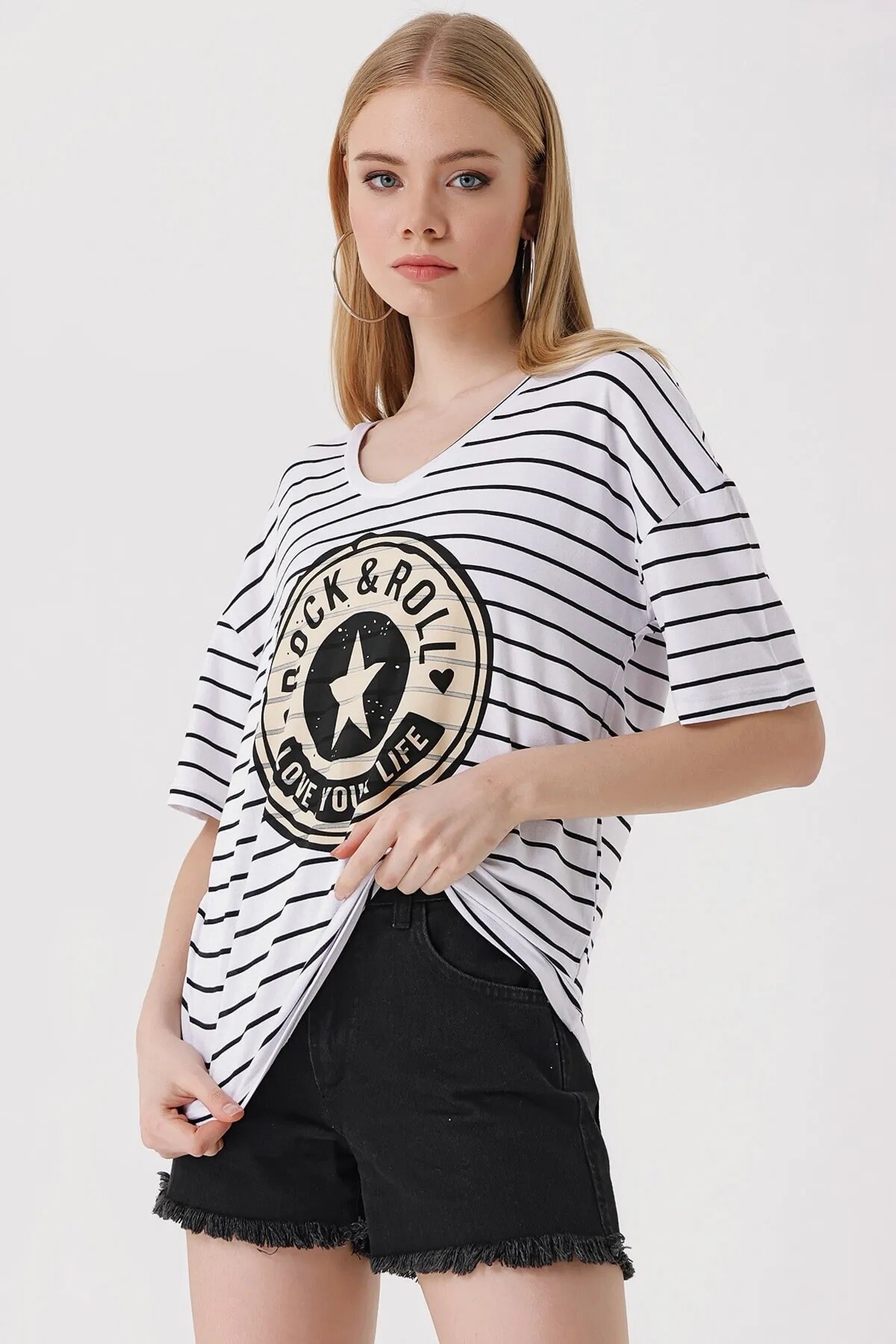 Kadın Beyaz V Yaka Baskılı Çizgili Rahat Kalıp Hafif Oversize T-shirt HZL23S-BD143031