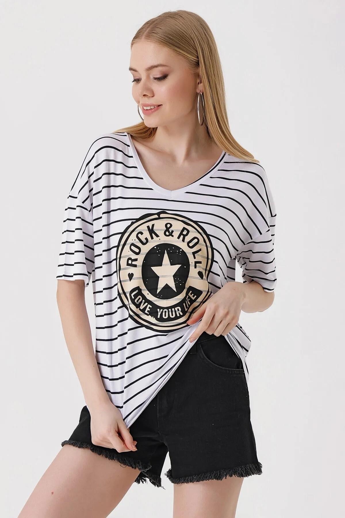 Kadın Beyaz V Yaka Baskılı Çizgili Rahat Kalıp Hafif Oversize T-shirt HZL23S-BD143031