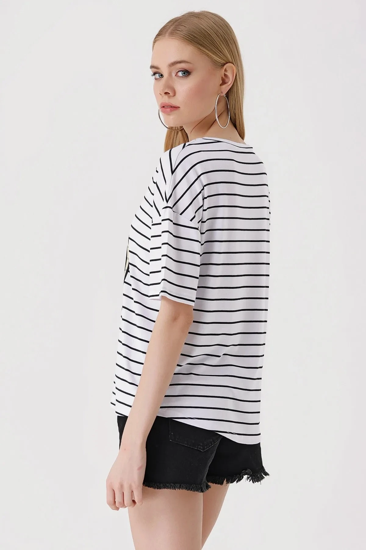 Kadın Beyaz V Yaka Düz Çizgili Rahat Kalıp Hafif Oversize T-shirt HZL23S-BD143071