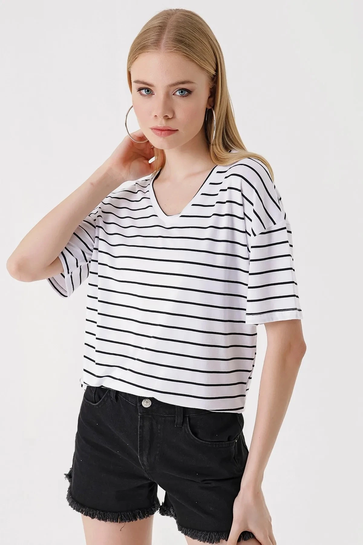 Kadın Beyaz V Yaka Düz Çizgili Rahat Kalıp Hafif Oversize T-shirt HZL23S-BD143071