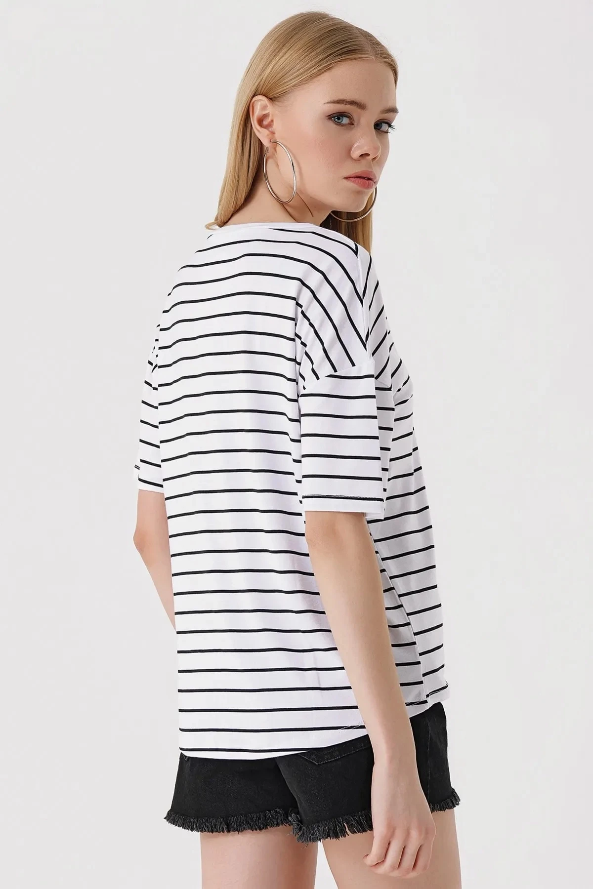 Kadın Beyaz V Yaka Düz Çizgili Rahat Kalıp Hafif Oversize T-shirt HZL23S-BD143071
