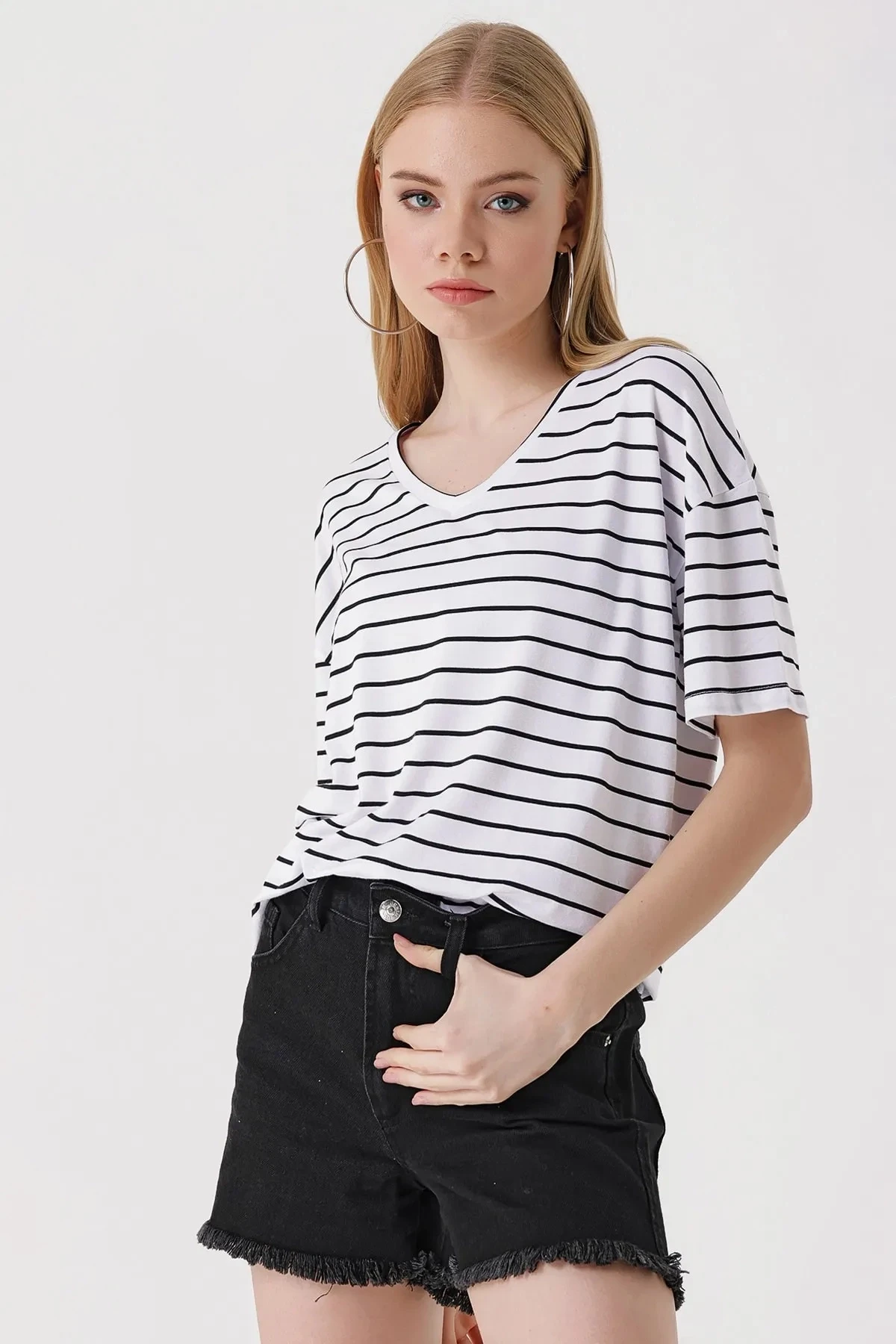 Kadın Beyaz V Yaka Düz Çizgili Rahat Kalıp Hafif Oversize T-shirt HZL23S-BD143071