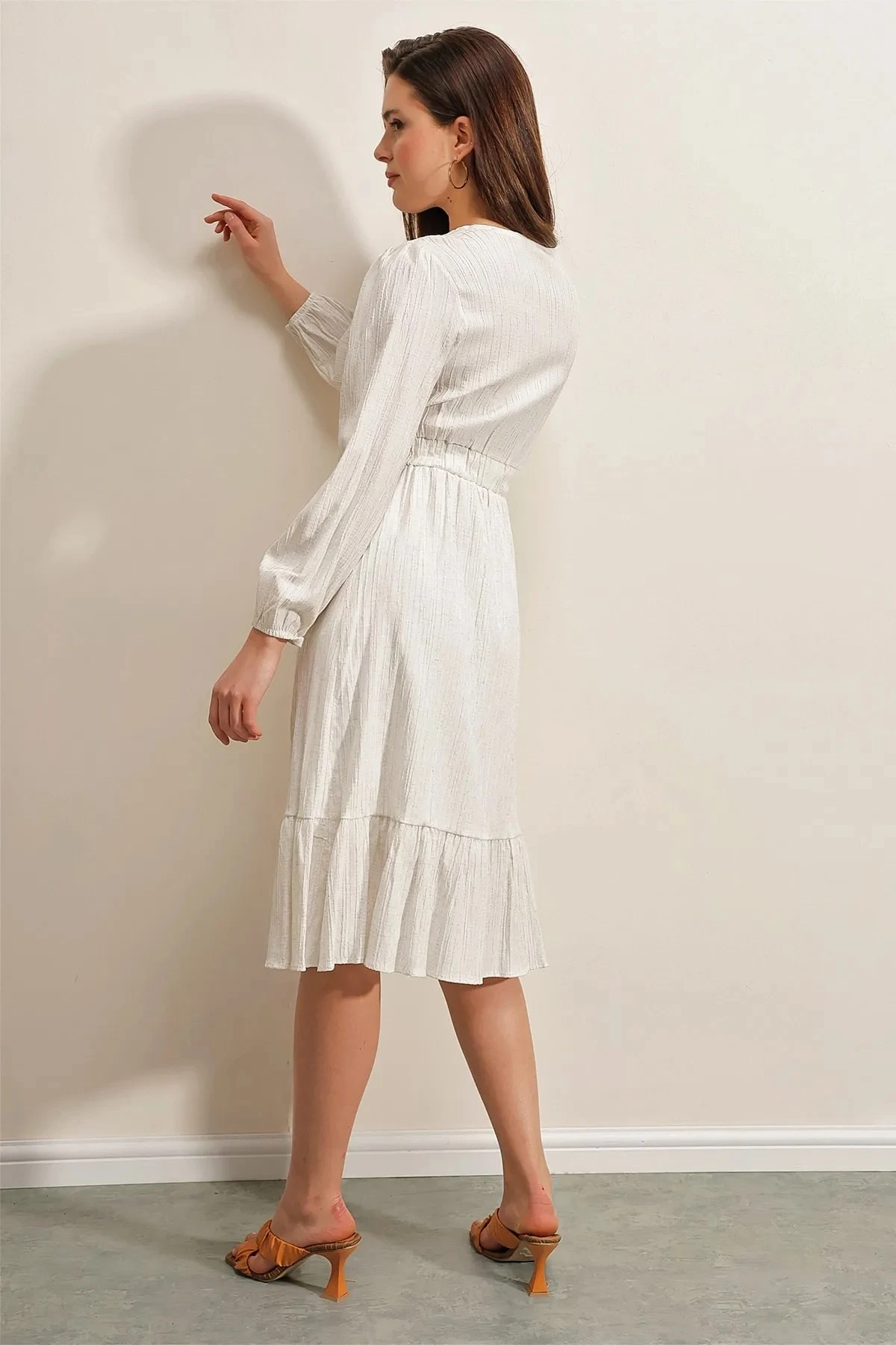 Kadın Beyaz V Yaka Önü Düğmeli Astarlı Volanlı Dokuma Elbise HZL23S-BD123711