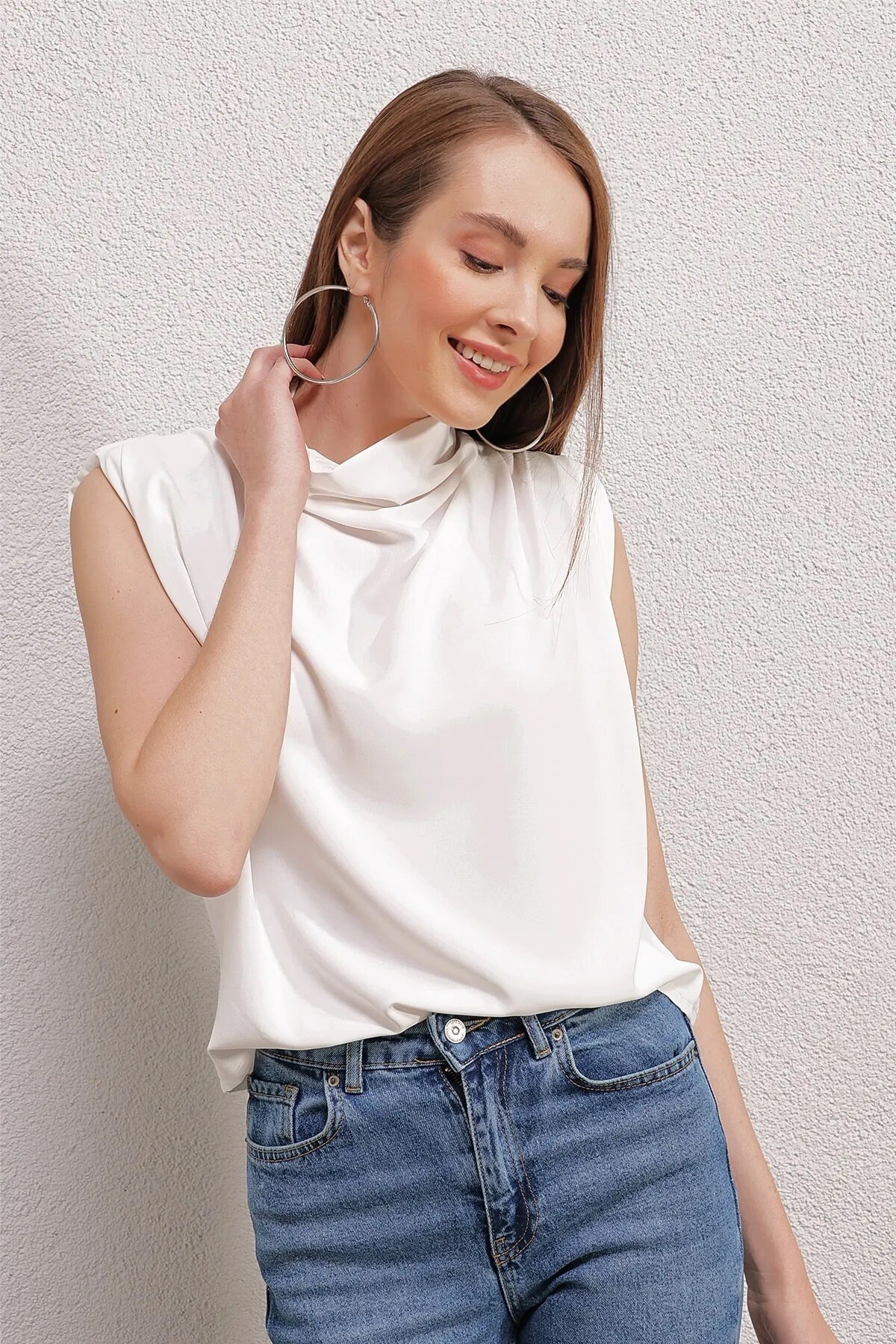 Kadın Beyaz Vatkalı Saten Bluz HZL23S-BD104621