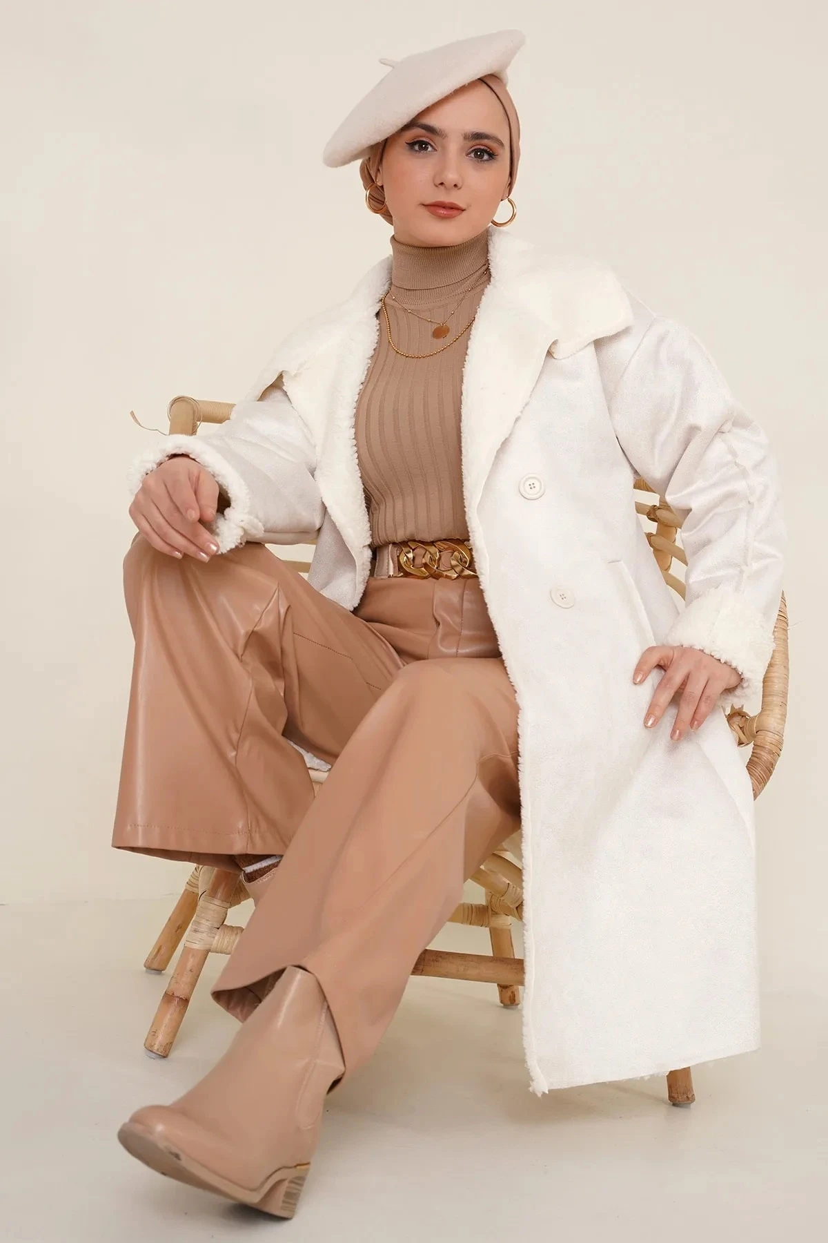 Kadın Beyaz Yakası Ve İçi Suni Kürklü Düğmeli Suni Deri Kaban HZL23W-BD191021