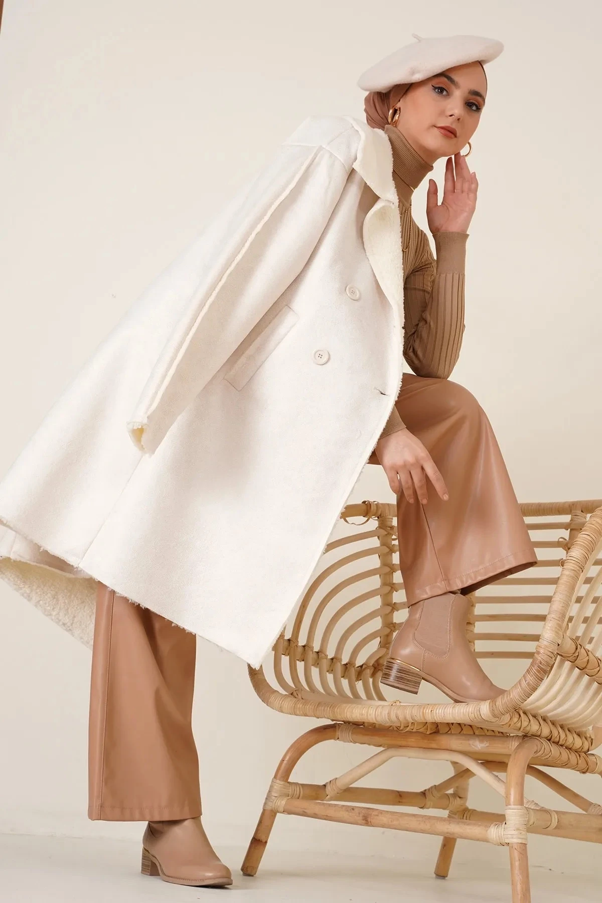 Kadın Beyaz Yakası Ve İçi Suni Kürklü Düğmeli Suni Deri Kaban HZL23W-BD191021