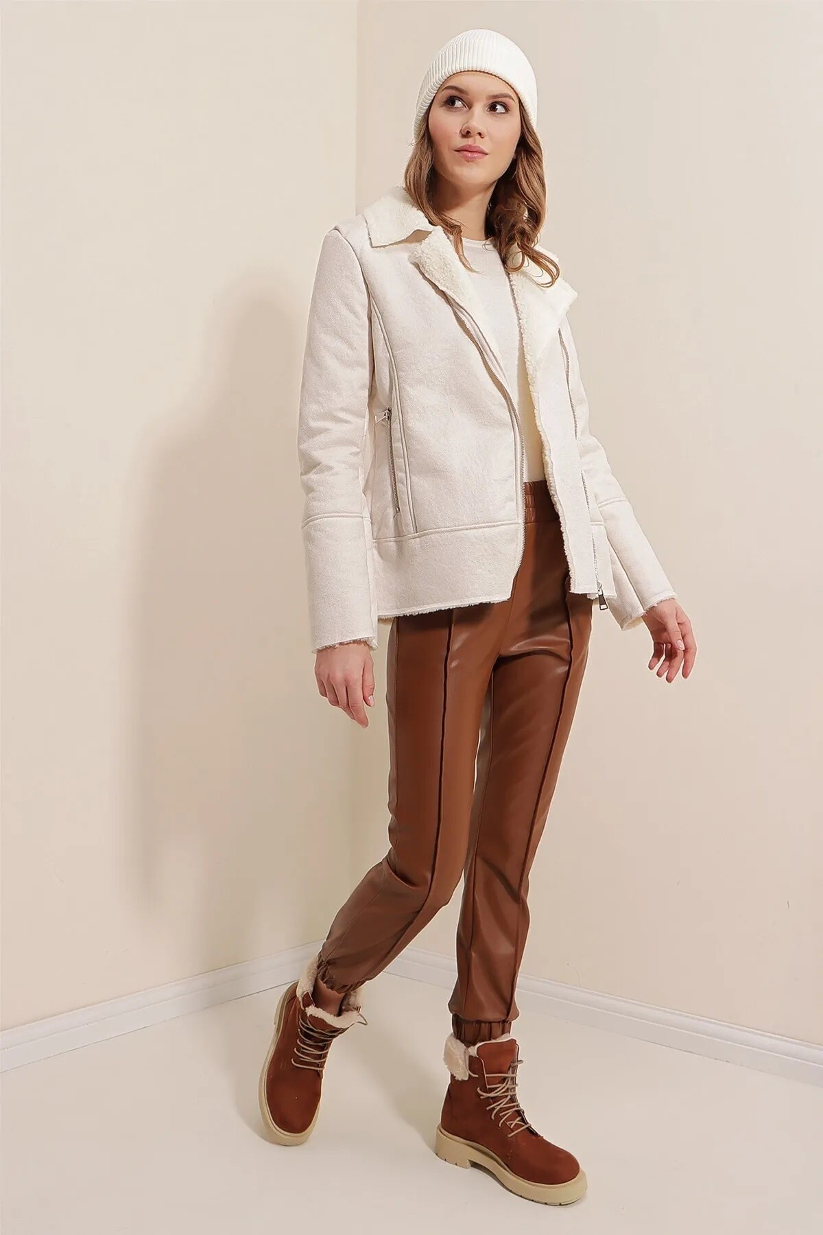 Kadın Beyaz Yakası Ve İçi Suni Kürklü Önden Fermuarlı Suni Deri Mont HZL23W-BD110211