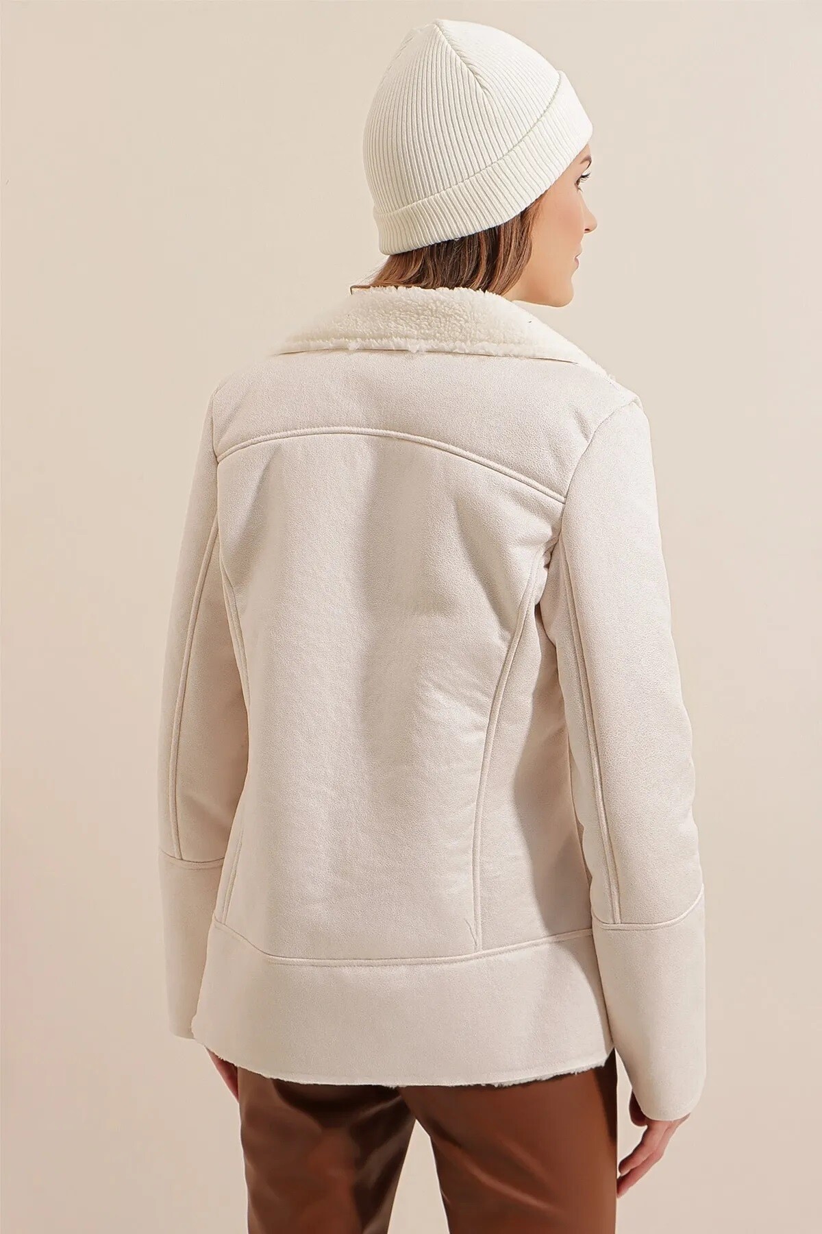 Kadın Beyaz Yakası Ve İçi Suni Kürklü Önden Fermuarlı Suni Deri Mont HZL23W-BD110211