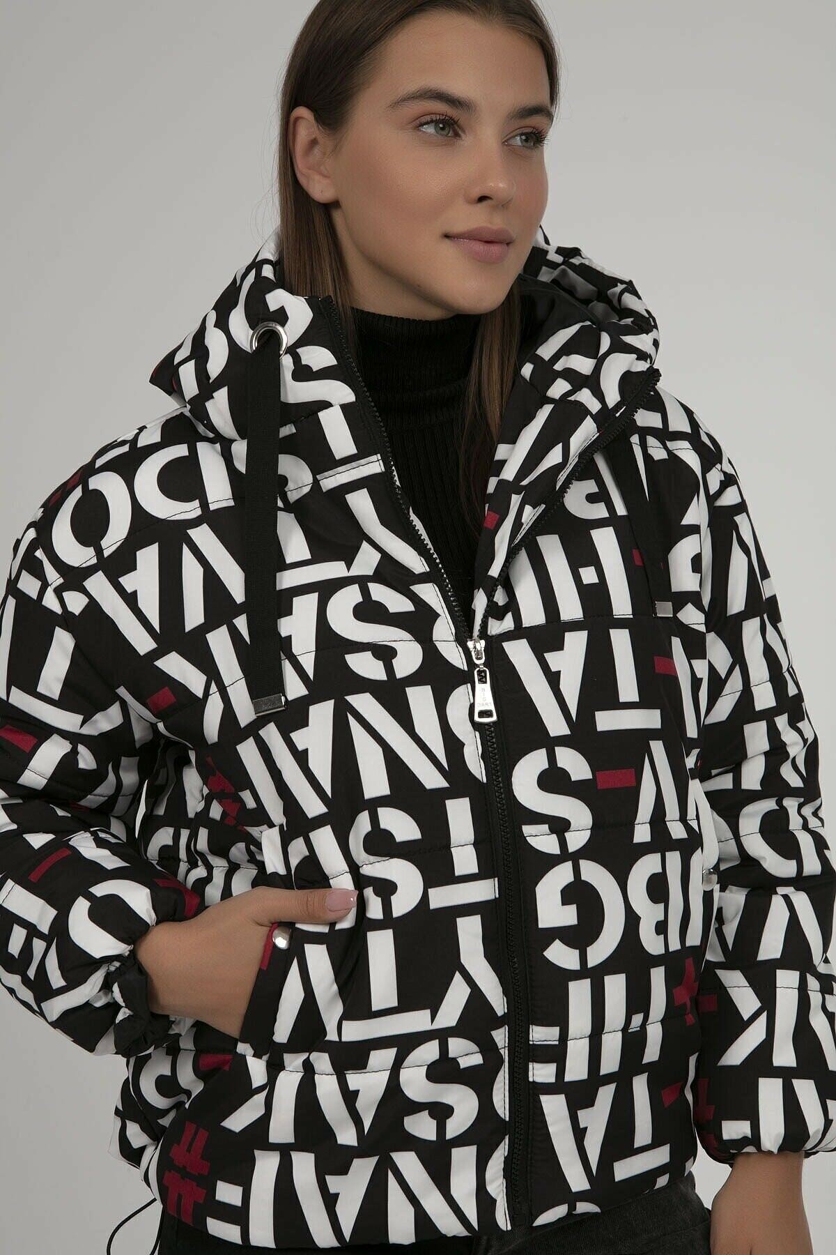 Kadın Beyaz Yazı Desen Bel Büzgülü Kapüşonlu Şişme Mont HZL22W-BD151251