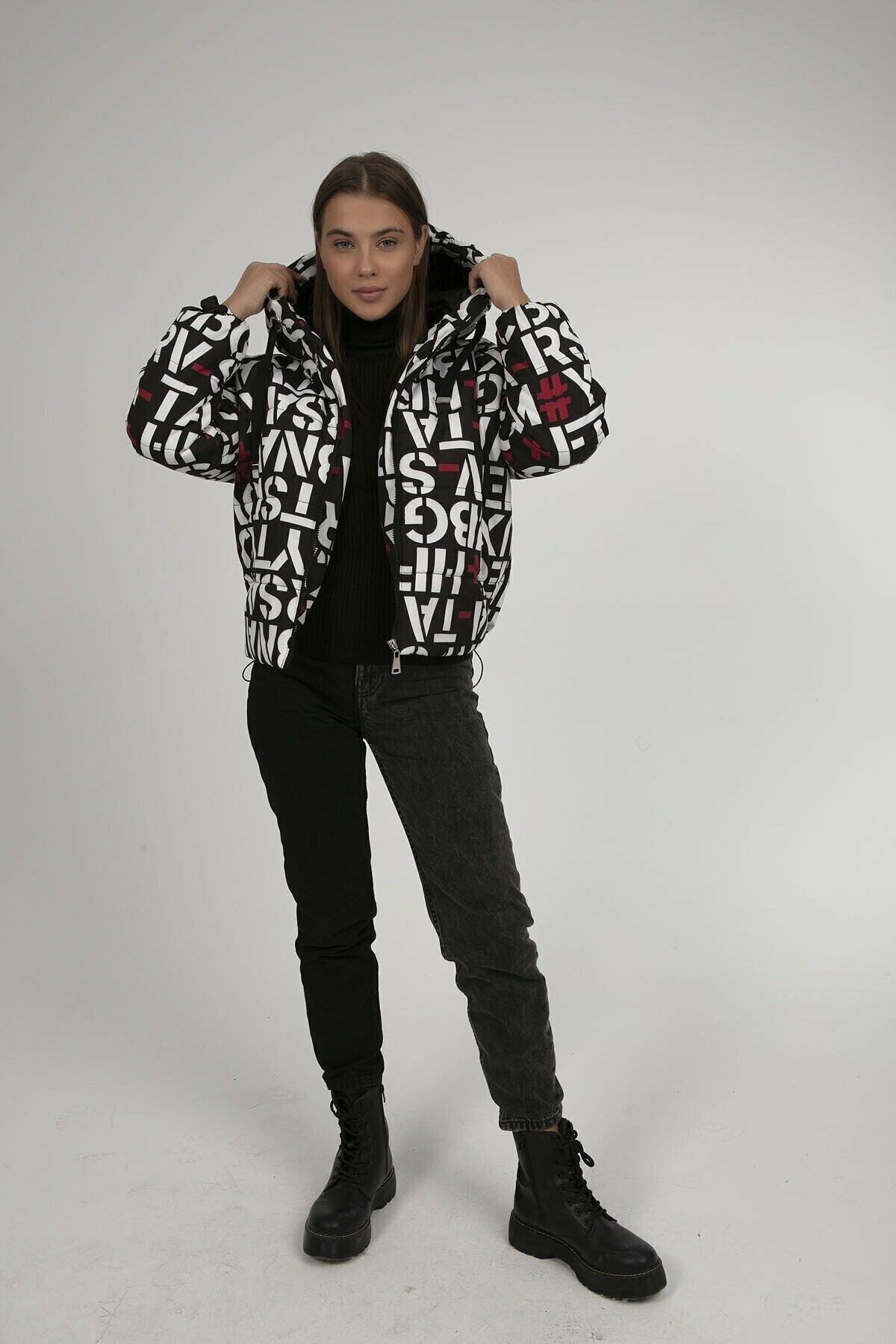 Kadın Beyaz Yazı Desen Bel Büzgülü Kapüşonlu Şişme Mont HZL22W-BD151251