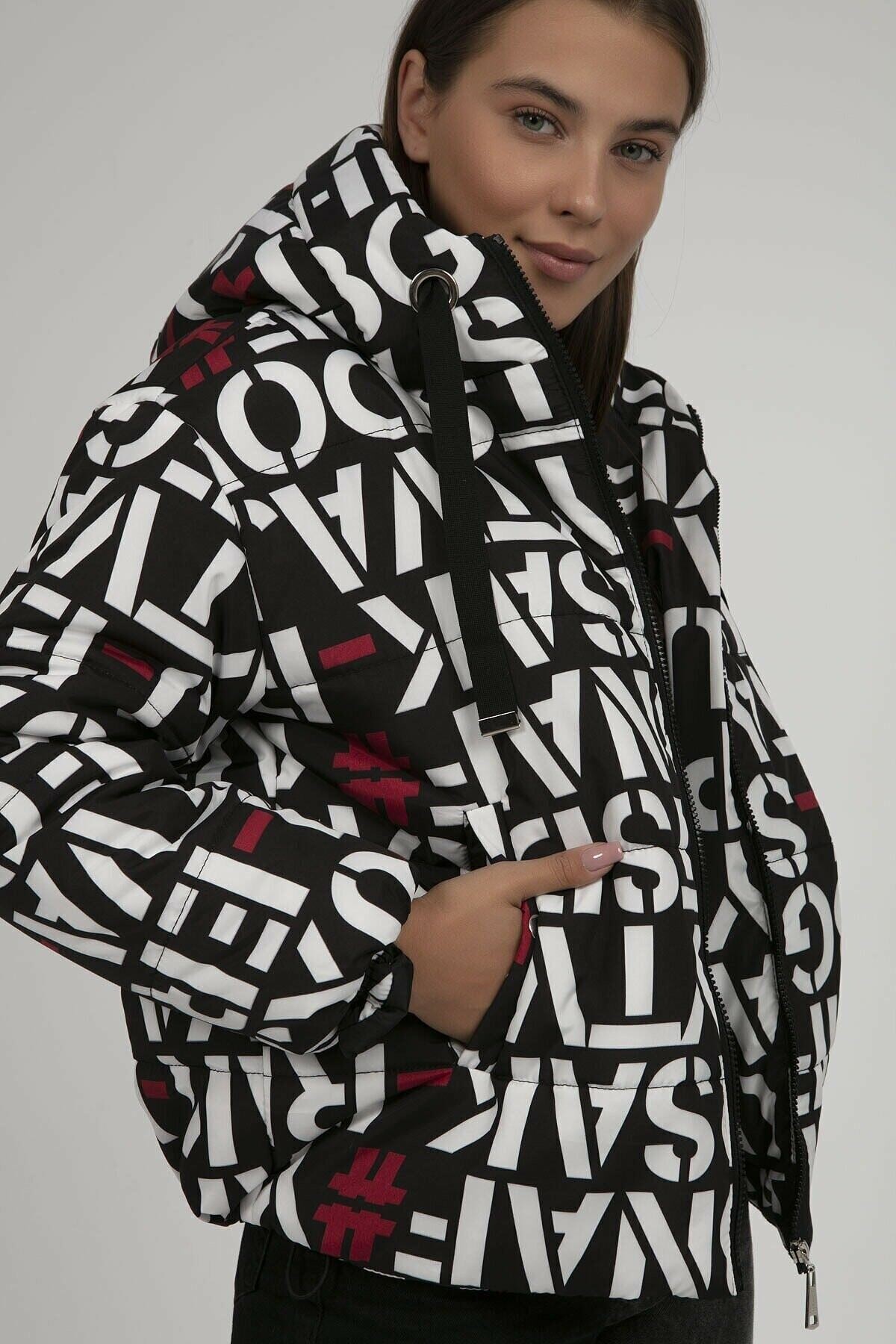 Kadın Beyaz Yazı Desen Bel Büzgülü Kapüşonlu Şişme Mont HZL22W-BD151251