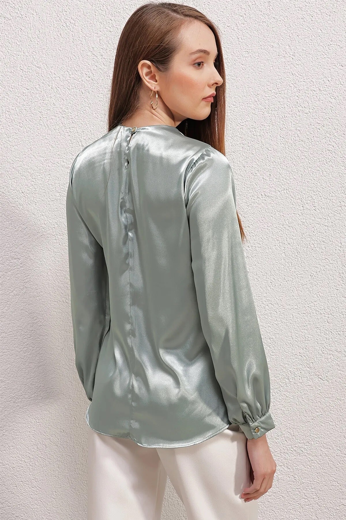 Kadın Çağla Yeşili Yaka Detaylı Dökümlü Uzun Kollu Bluz HZL23S-BD104481