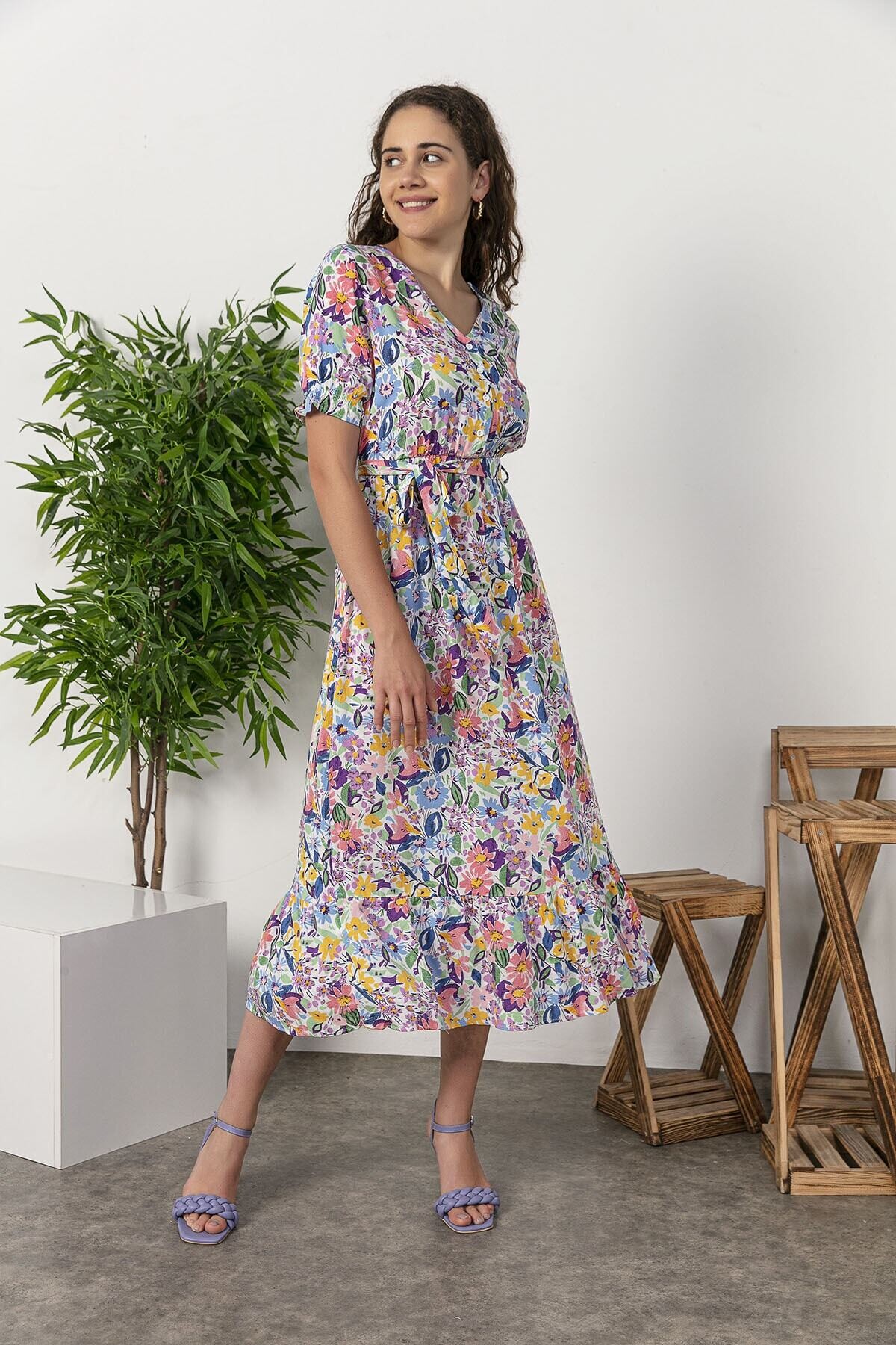 Kadın Canlı Mavi Yakalı Düğmeli Beli Kuşaklı Renkli Çiçekli Uzun Yazlık Elbise HZL21S-0250