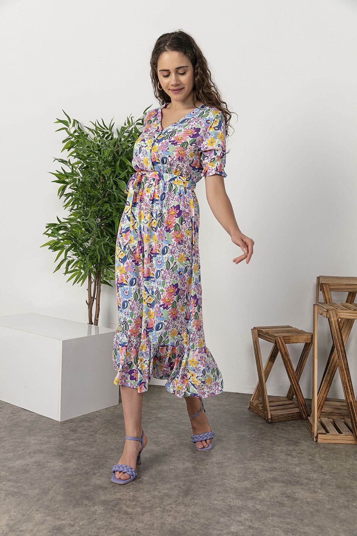 Kadın Canlı Mavi Yakalı Düğmeli Beli Kuşaklı Renkli Çiçekli Uzun Yazlık Elbise HZL21S-0250